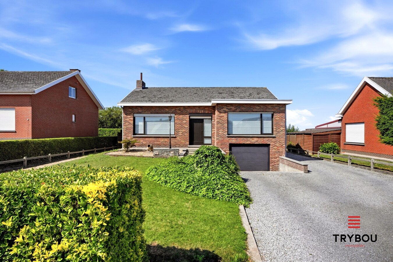 Alleenstaande woning op een ruim perceel met 3 slaapkamers en 2 garages! 
