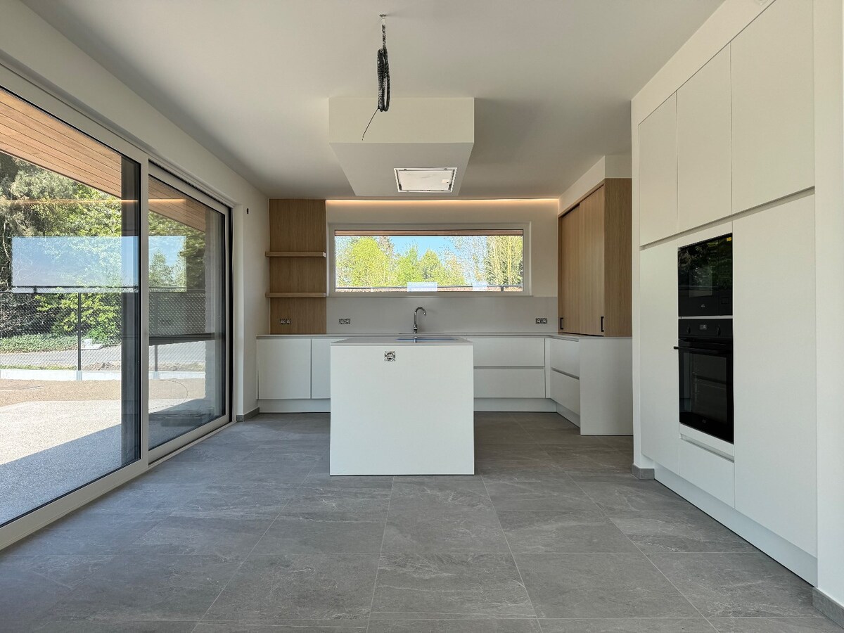 Instapklare nieuwbouwwoning met 4 slaapkamers en bureau te Kortemark 