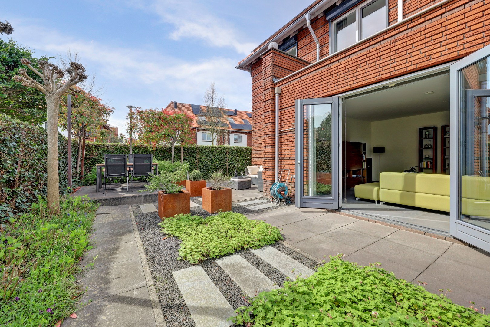 Luxe en royale 5-kamer 2-onder-1-kap woning met garage, eigen parkeerplaats, sauna én zonnige tuin op het zuiden en gelegen in een rustige straat! 