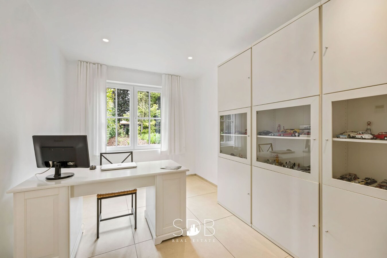 Prachtige villa met zwembad, paardenstallen, paddock en grasland op 1,3HA 