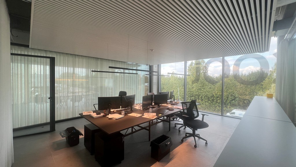 Recent bedrijfsgebouw te huur langs E40 in Erembodegem