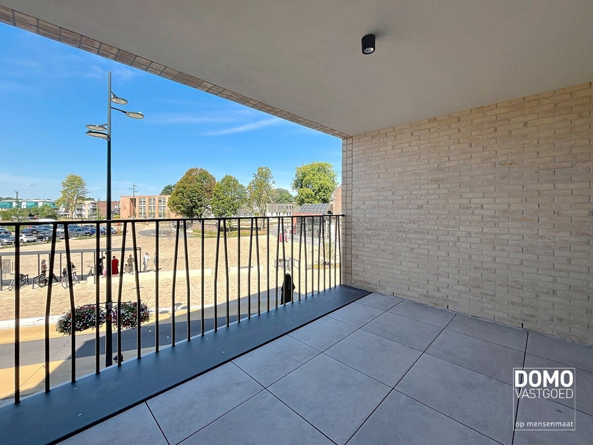 VOLLEDIG AFGEWERKT NIEUWBOUWAPPARTEMENT MET 2 SLAAPKAMERS, TERRAS, ONDERGRONDSE AUTOSTANDPLAATS EN KELDERBERGING IN RESIDENTIE "DE KWINT" TE ZONHOVEN 