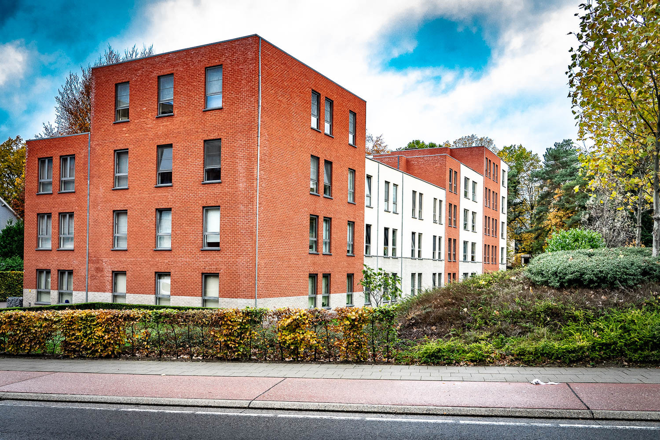 Goede gelegen ondergrondse parkeerplaats. 