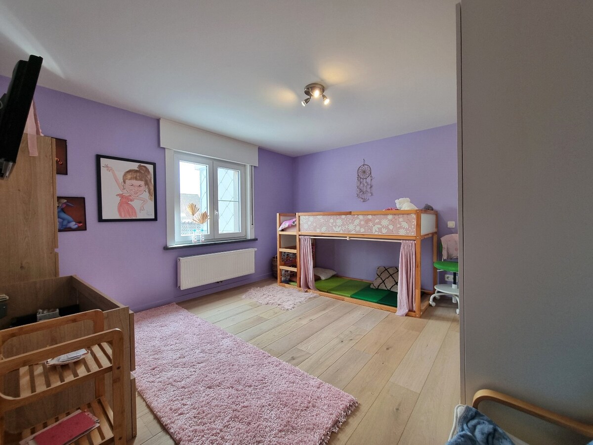 Prachtige, volledig gerenoveerde halfopen bebouwing op groot perceel van 842m² 