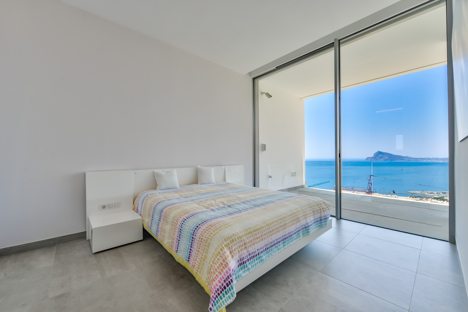 Luxe architectenvilla in Mascarat – Altea met panoramisch zeezicht en extra bouwgrond 