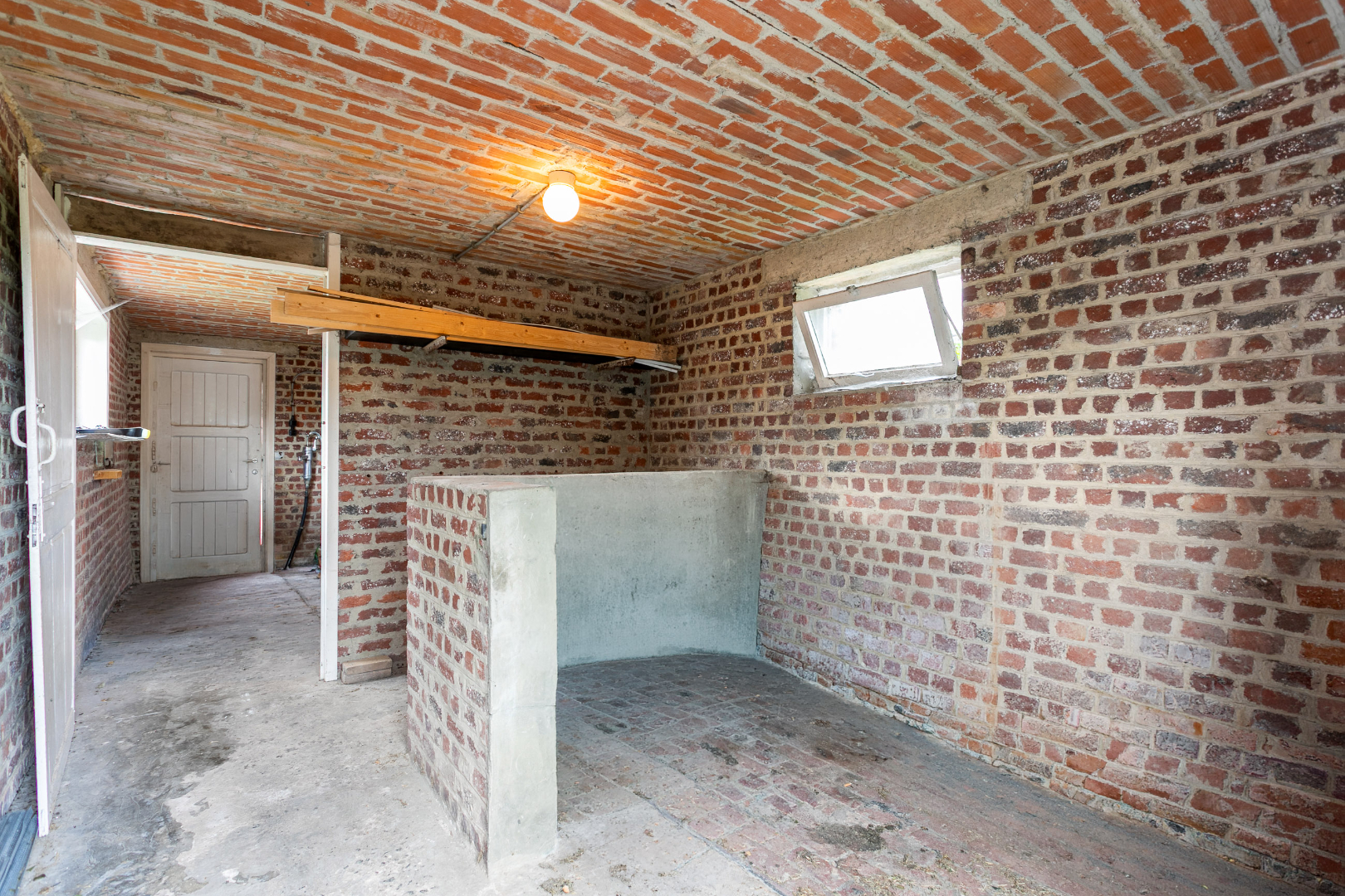 Ruime woning te Pajottegem met 4 slpks, garage en tuin op +-10a! 