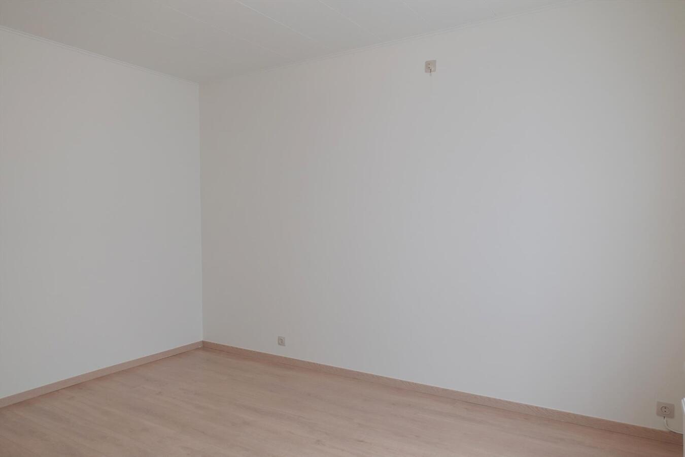 Ruime halfopen bungalow met zongerichte tuin 