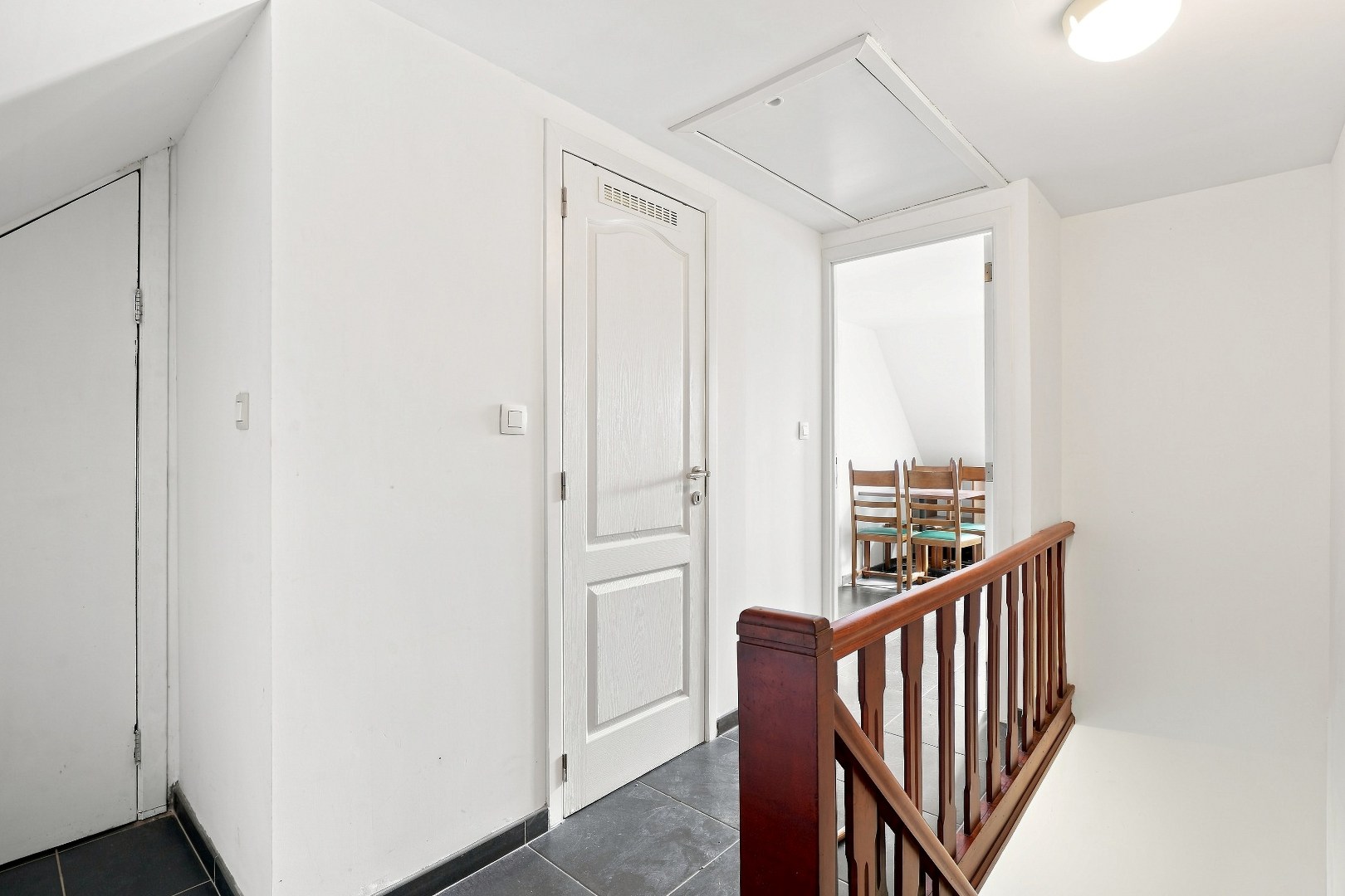Ruime hoekwoning met 3 woonunits in het centrum van De Panne. 