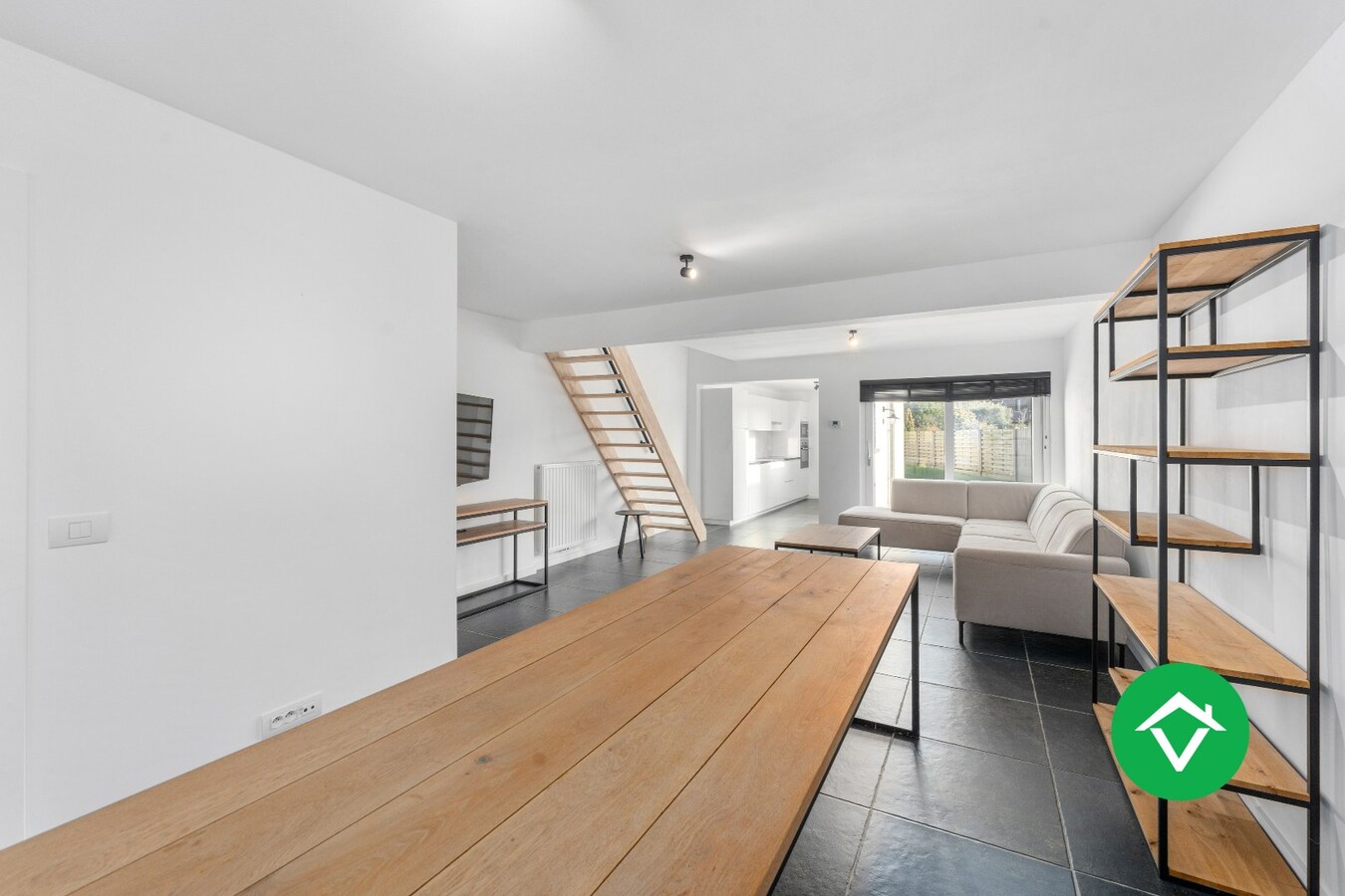 Volledig vernieuwde woning met 3 slaapkamers en bijgebouw in centrum Koekelare 