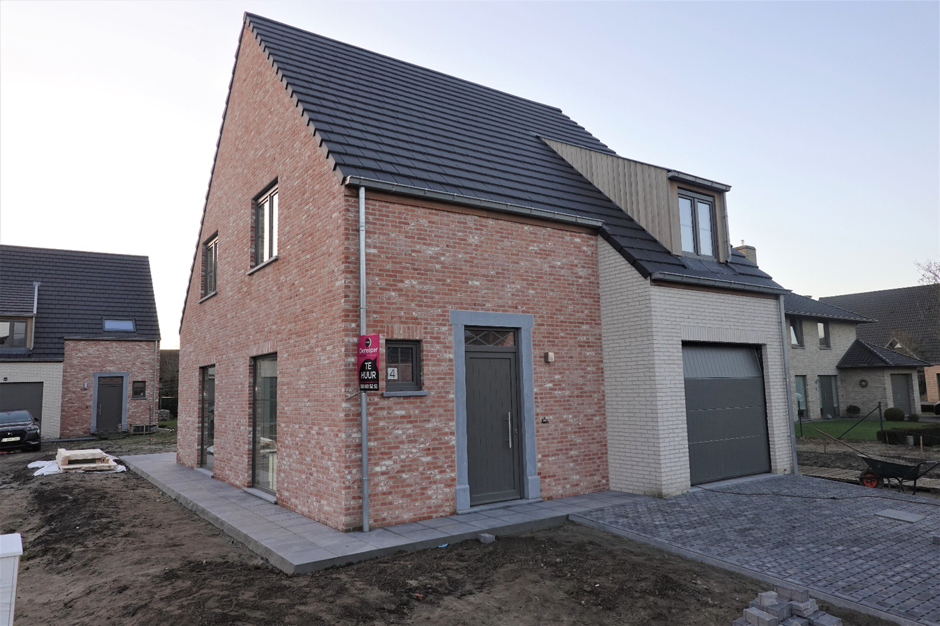 Halfopen nieuwbouw met inpandige garage 