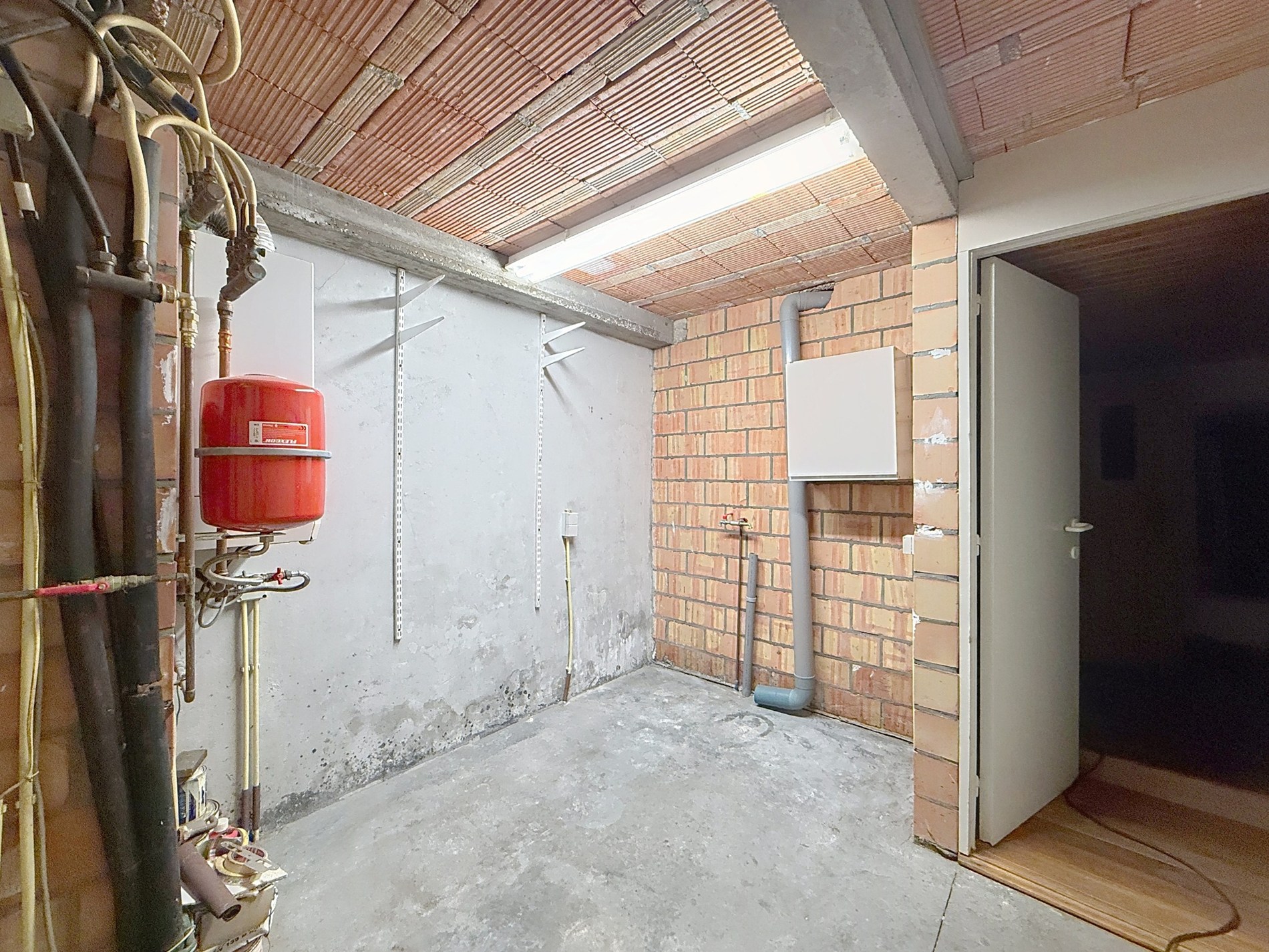 Central gelegen rijwoning in oud-Knokke, op een  centrale locatie, nabij de supermarkten, school, sportcomplex en enkele meters van de Lippenslaan en het openbaar vervoer. 