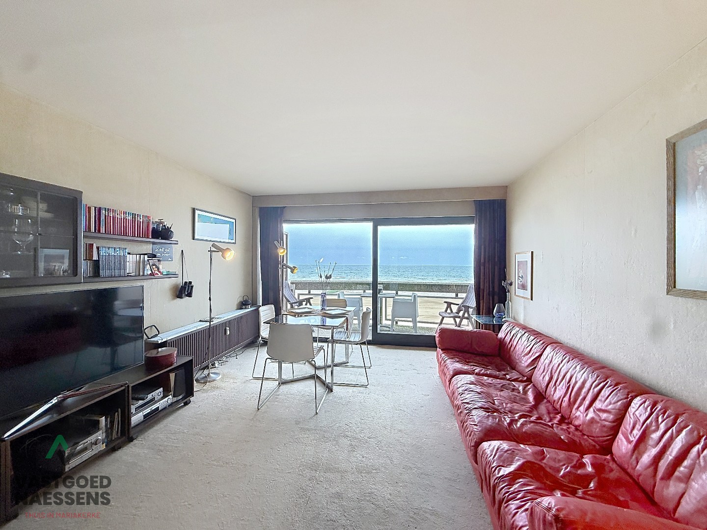 Studio à rafraîchir avec vue sur la mer et terrasse. 