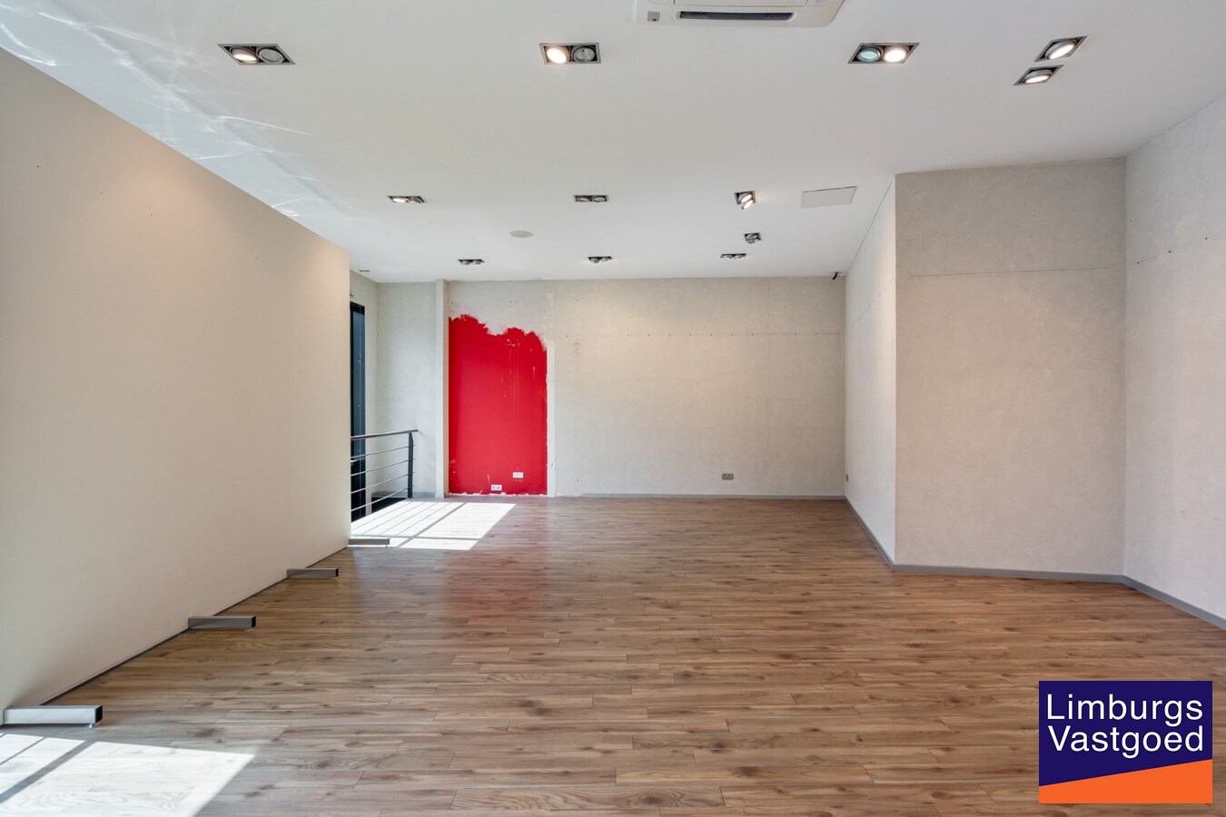 Handelspand, 150m², met 1-slaapkamerappartement op topligging in het centrum 