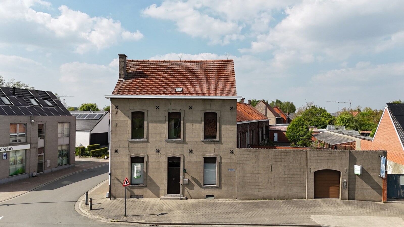 Grote eigendom met atelier. 