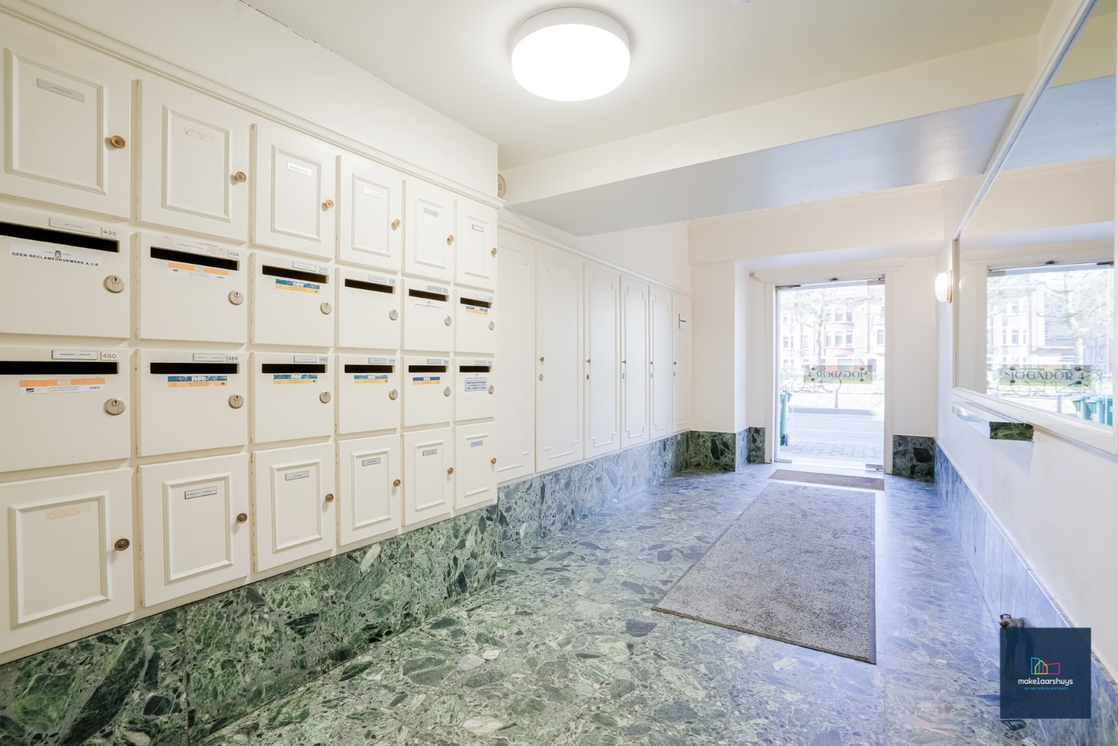 Stijlvol 1 slaapkamer appartement met 2 terrassen, kelder en garagebox 