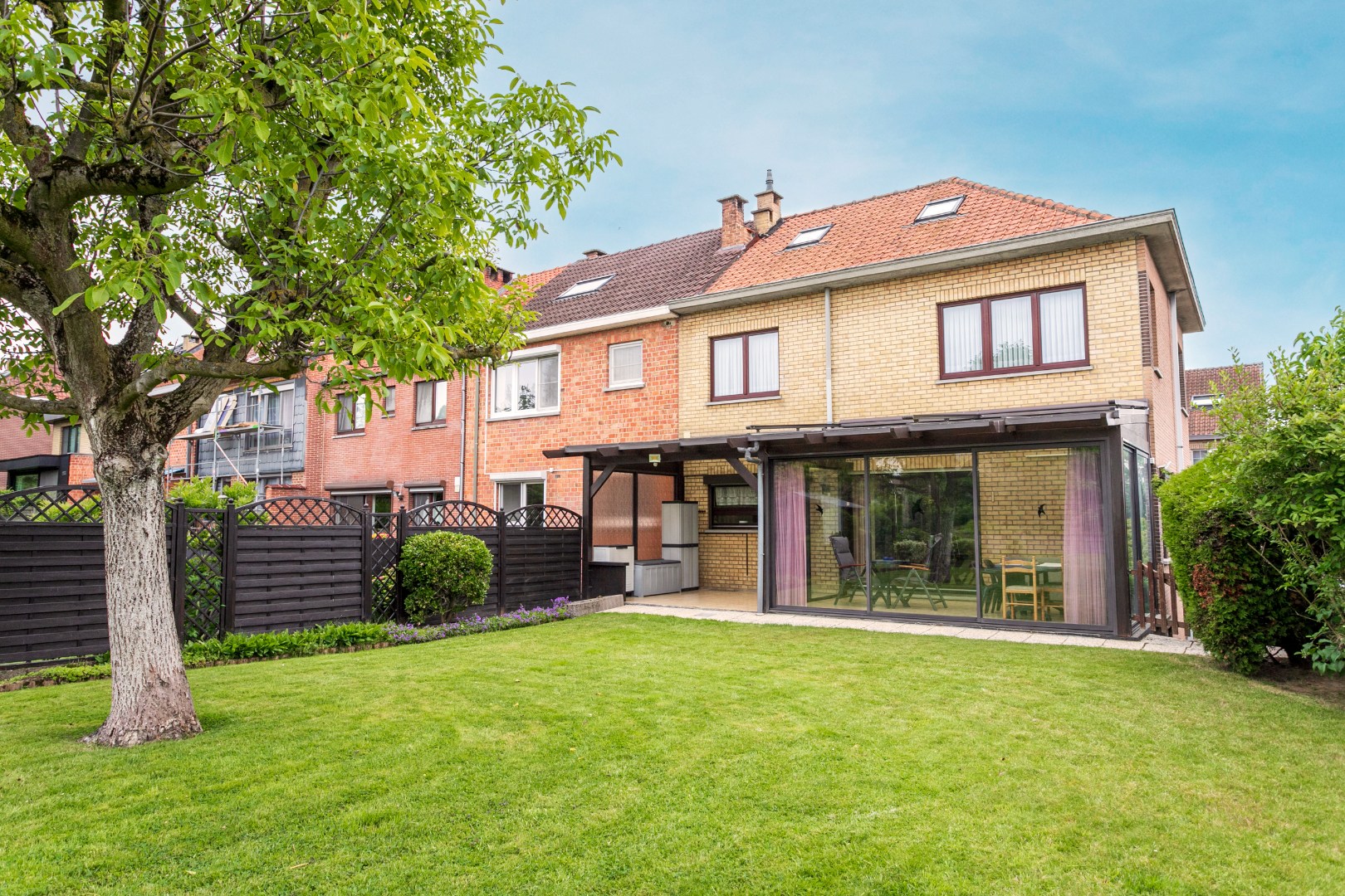 Goed gelegen 3-gevelwoning met 4 slpk 
