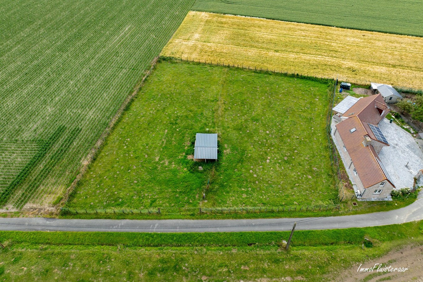 Hoogwaardige ruwbouwvilla met bijgebouw en weide 