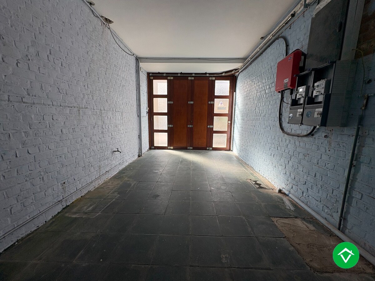 Te koop: Uniek gebouw met 2 appartementen, garage en ruime tuin – hartje Nieuwpoort-Stad 