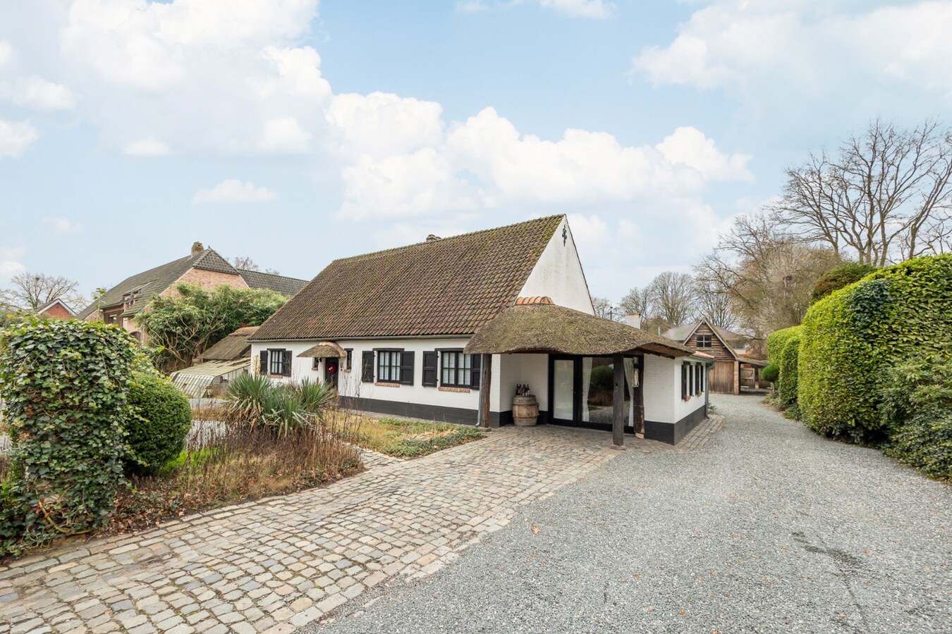 Charmante en ruime woning met zwembad en bijgebouw op toplocatie 