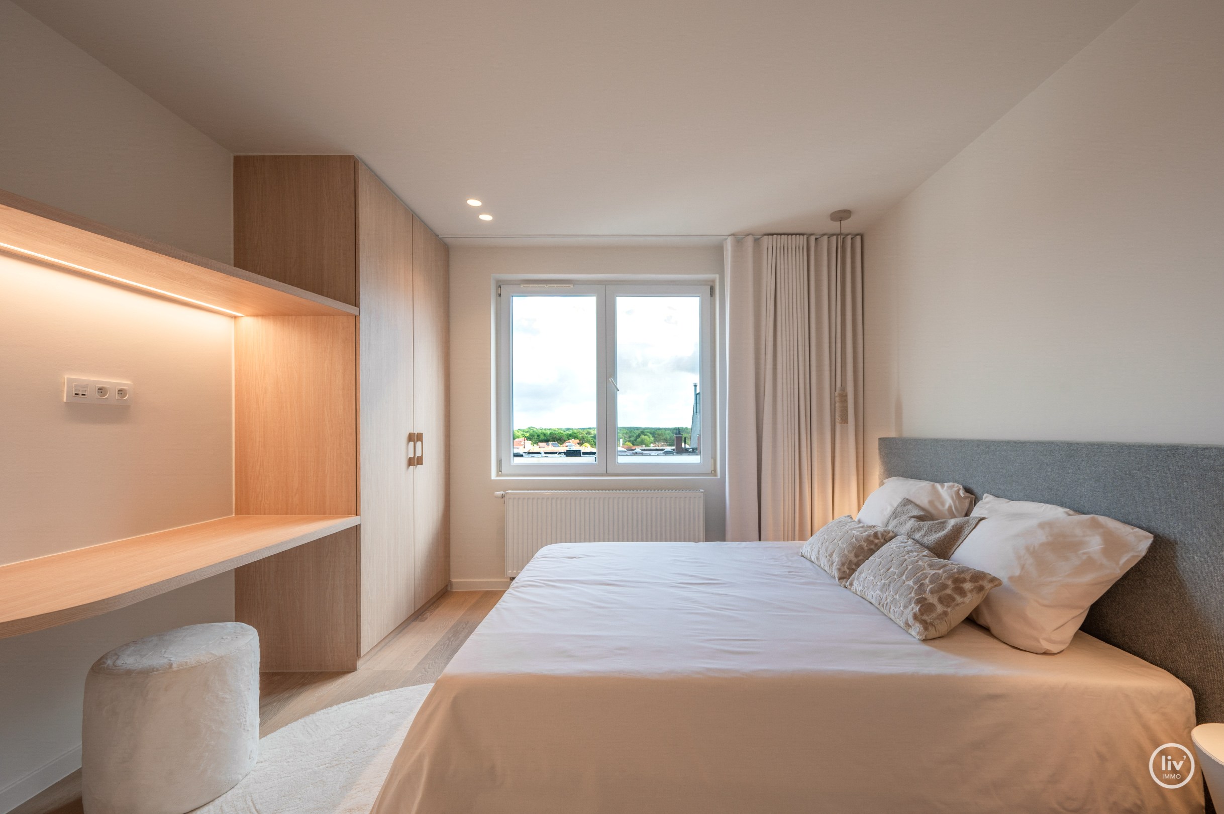 Luxueus volledig gerenoveerd 3 slaapkamer appartement te Lippenslaan gelegen op wandelafstand van het Albertstrand. 