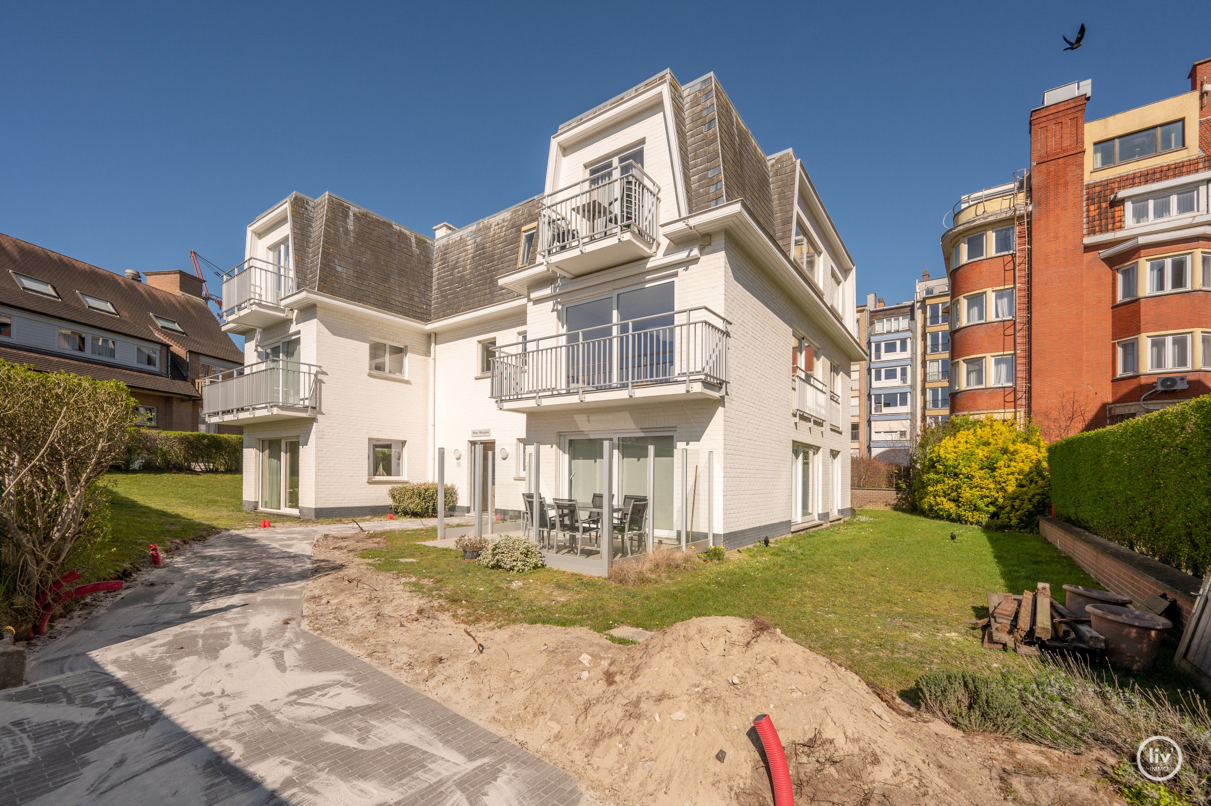 Zuidgericht hoekappartement met open zichten, gelegen in een charmante villaresidentie op wandelafstand van de Zeedijk van Duinbergen. 