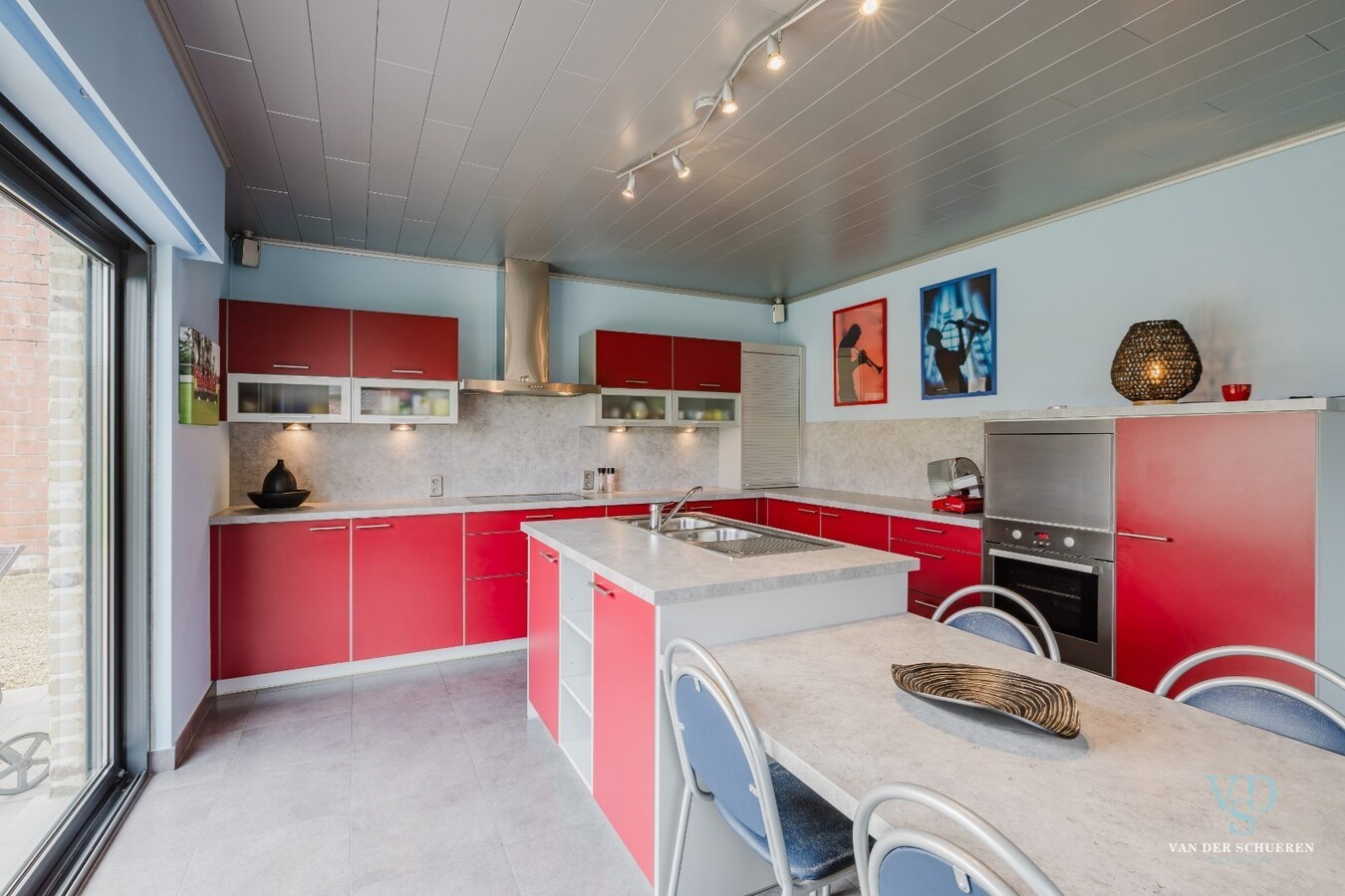 Tijdloze vrijstaande villa op ruim perceel 