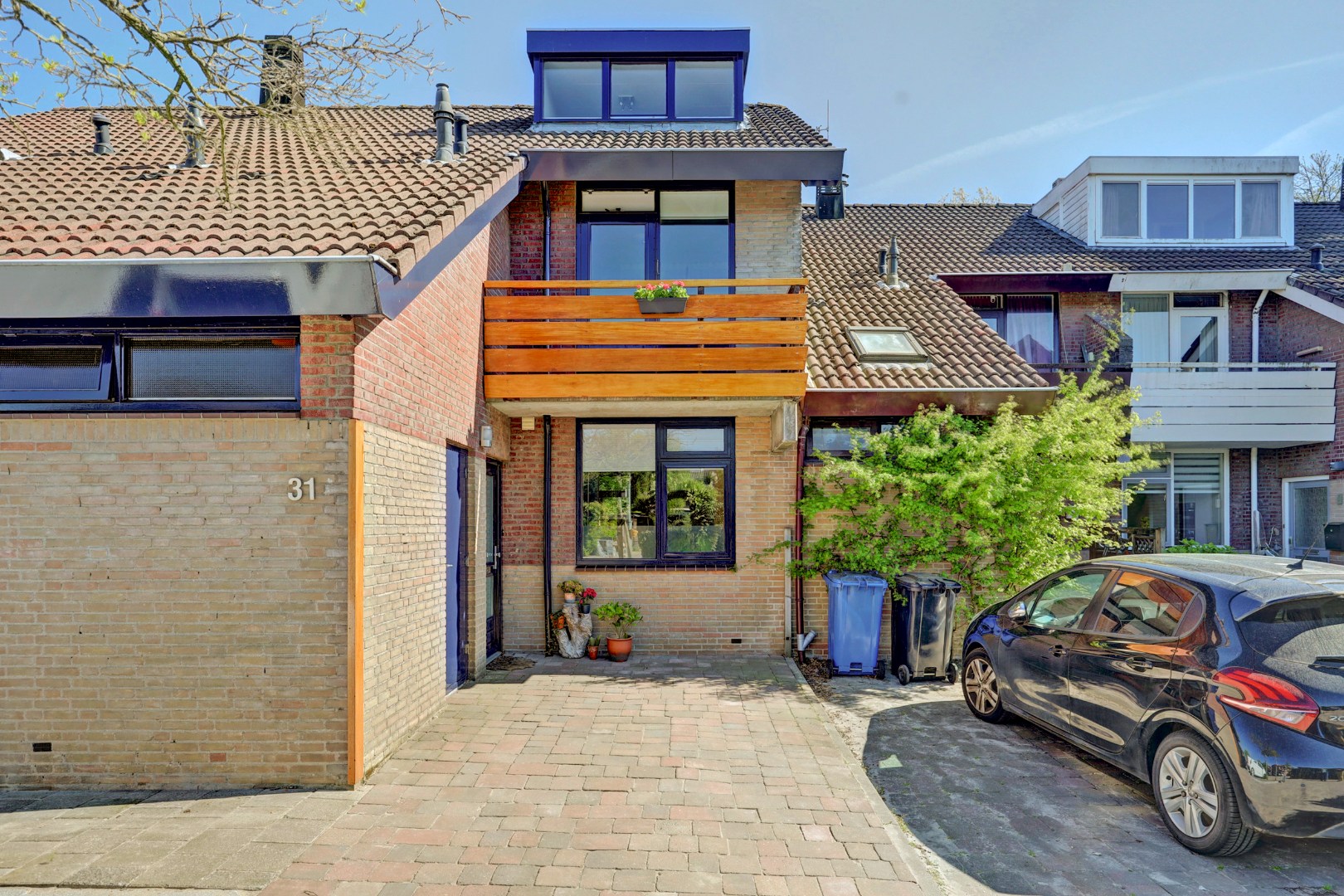 Goed onderhouden geschakelde  5-kamer woning, instapklaar, parkeerplaats, berging, zonnige tuin en gelegen in de zeer kindvriendelijke wijk Ommoord. 