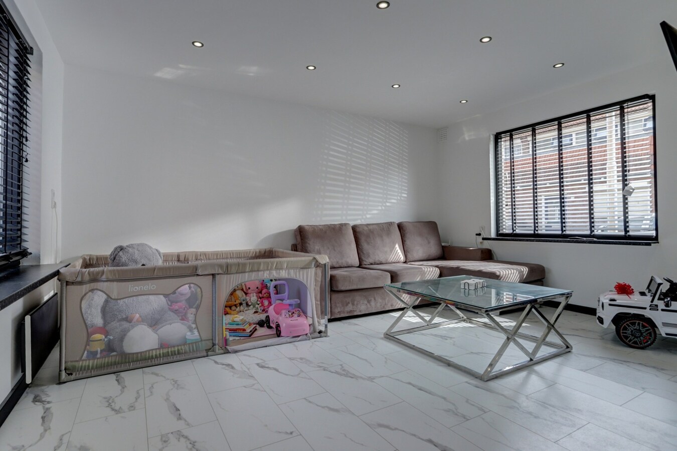 DIT BETREFT EEN WONING MET BIEDEN VANAF PRIJS  € 350.000 K.K. 