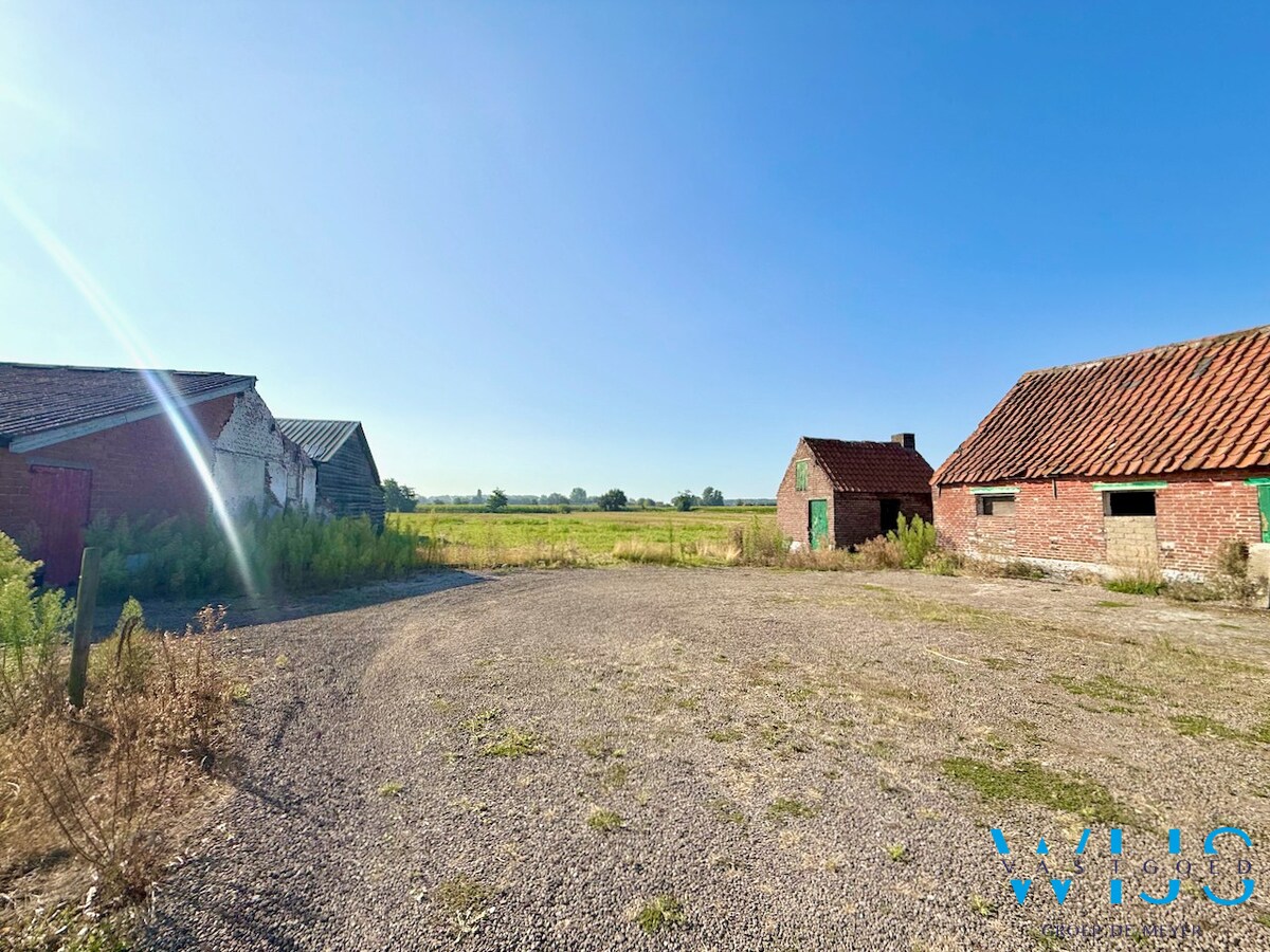 Op te frissen bungalow met 36.274m² grond te Oosteeklo ! 