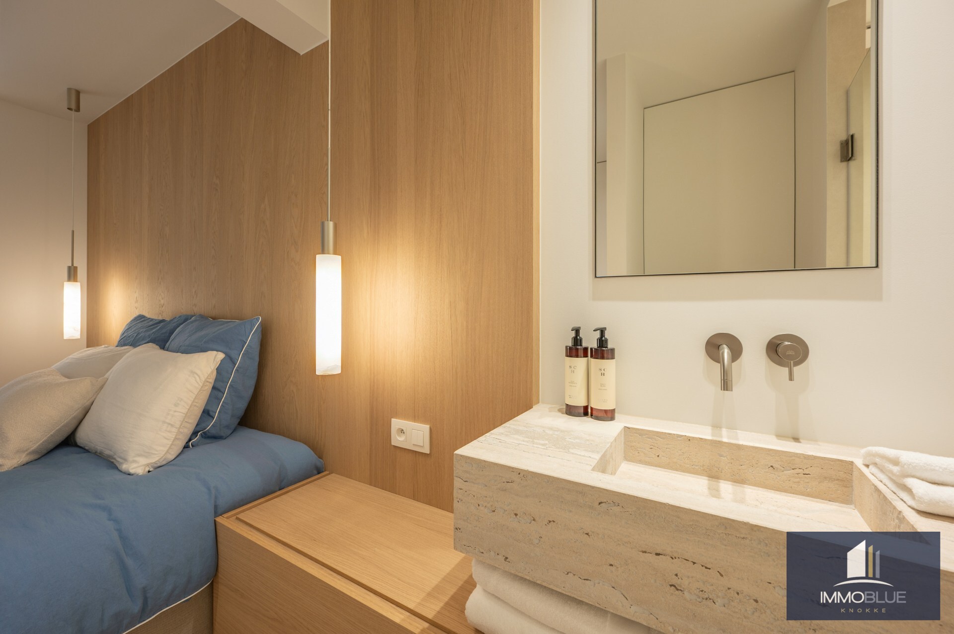 Prachtig gerenoveerd drie-slaapkamerappartement op een toplocatie vlak bij de Zeedijk en genietend van een zijdelings zeezicht. 