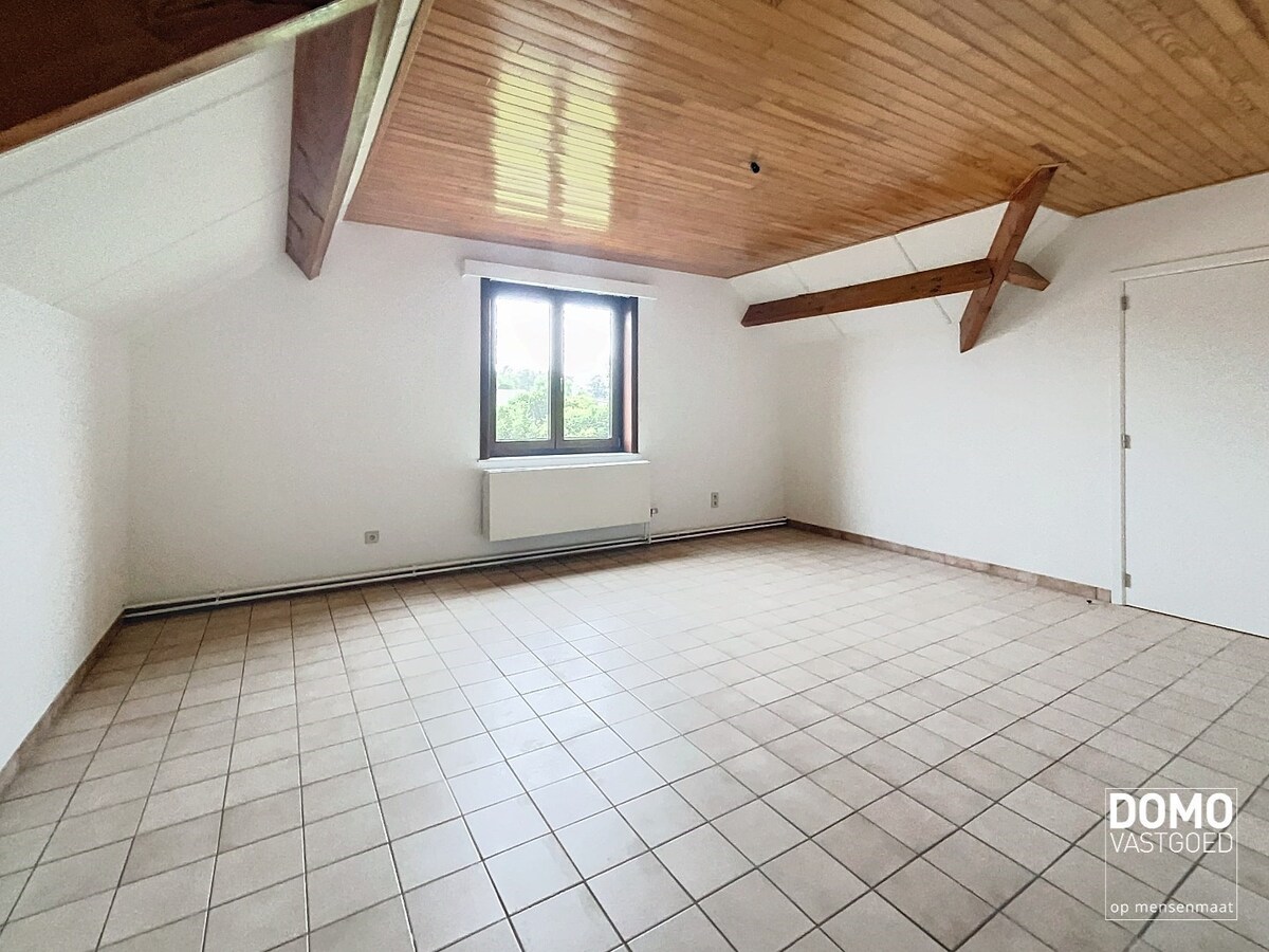 RUIME GEZINSWONING MET 4 SLAAPKAMERS, TUIN EN INPANDIGE GARAGE TE HERK-DE-STAD 