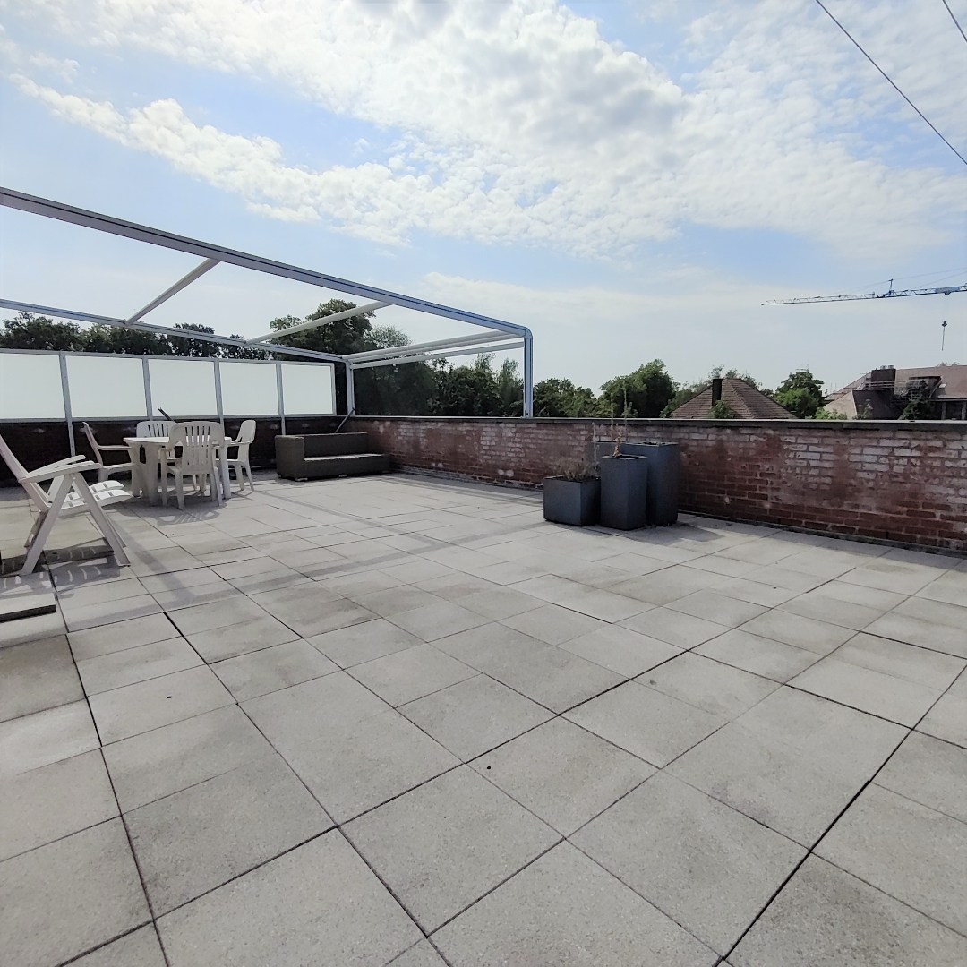 Dakappartement met 2 slaapkamers en groot zonnig terras in centrum van Geel 