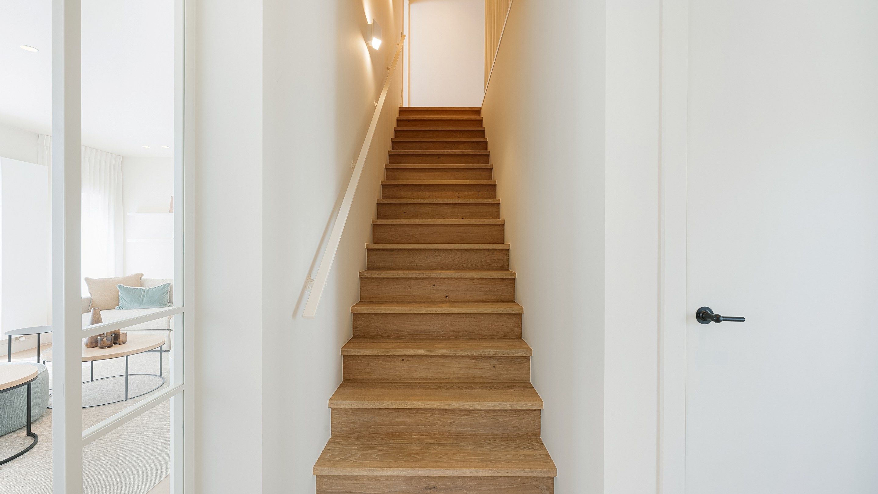 Op een uitmuntende locatie in Duinbergen, op wandelafstand van het strand en de duinen, bevindt zich deze prachtig en hoogwaardig gerenoveerde koppelvilla. 