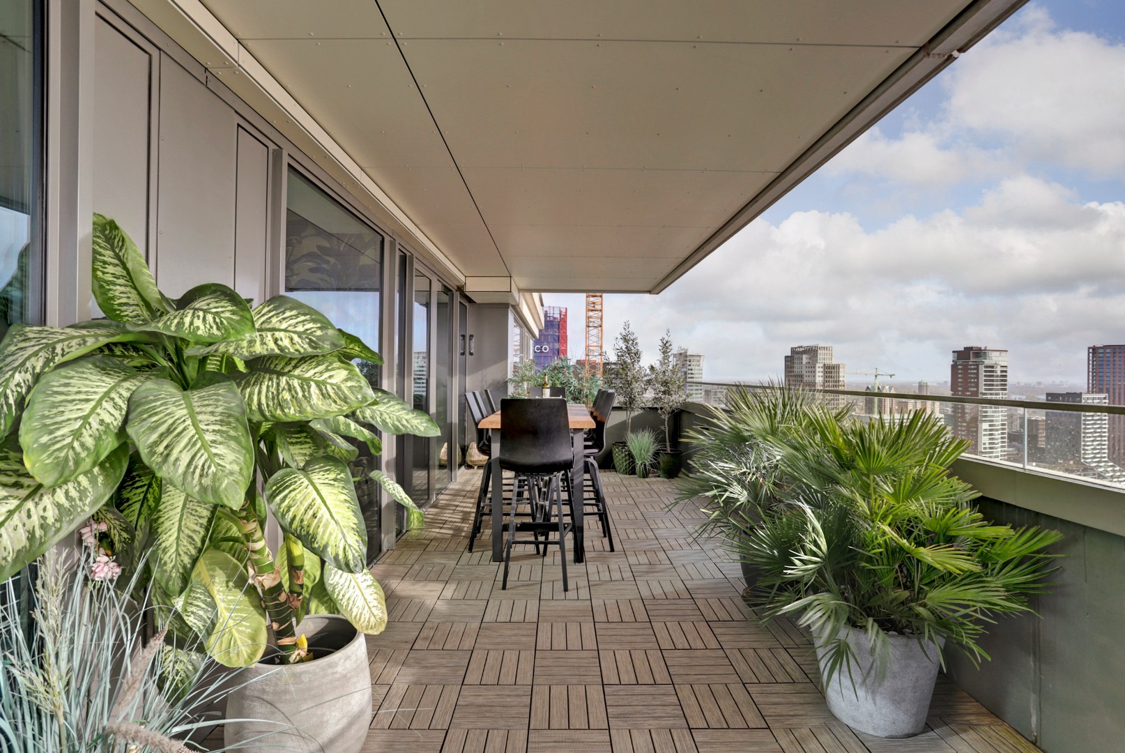 Ultiem luxe wonen in de iconische The CoolTower met spectaculair uitzicht, royaal terras (34 m²) en moderne afwerking in het bruisende hart van Rotterdam! 