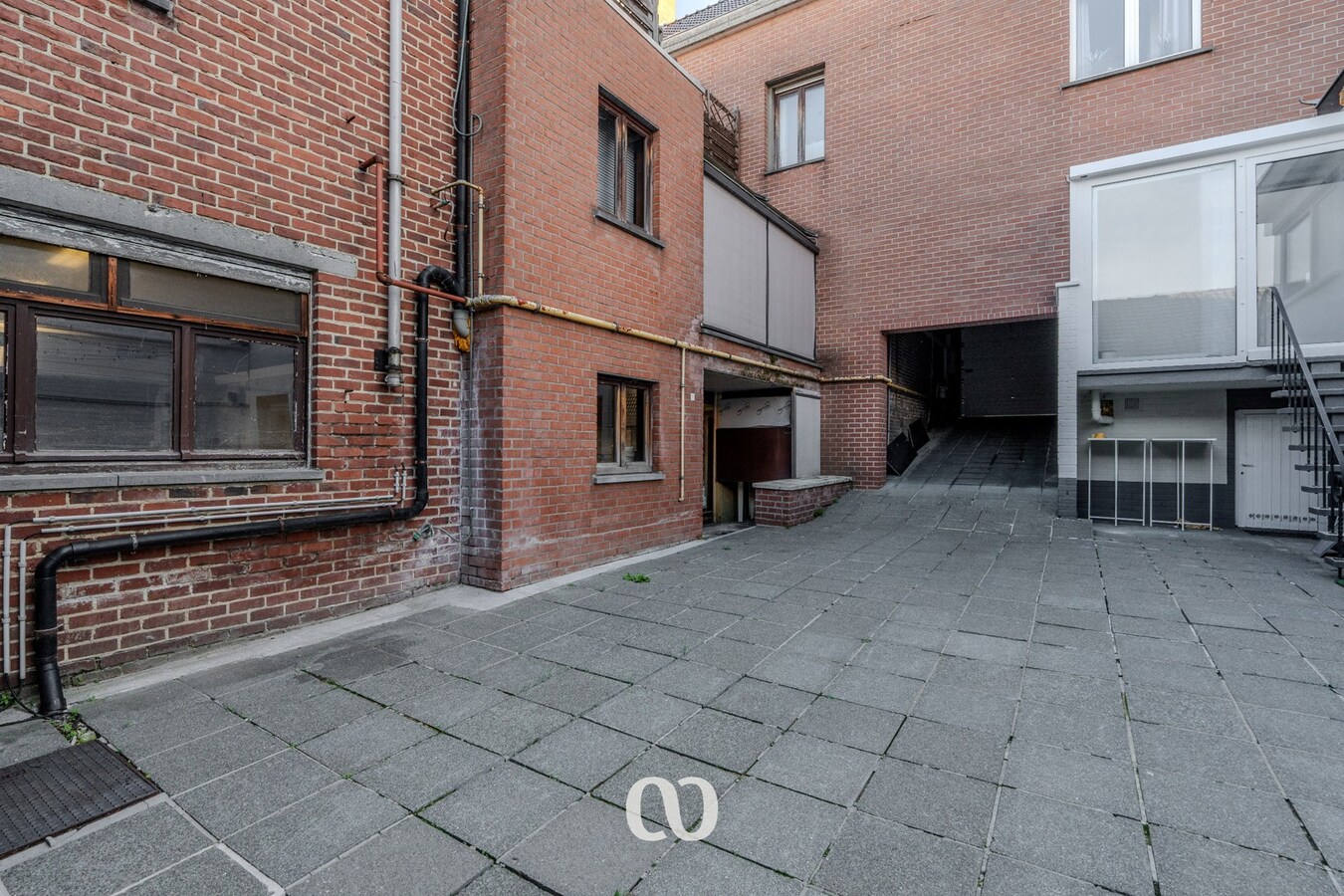 Handelspand met woonst en mogelijkheden in centrum Gavere 