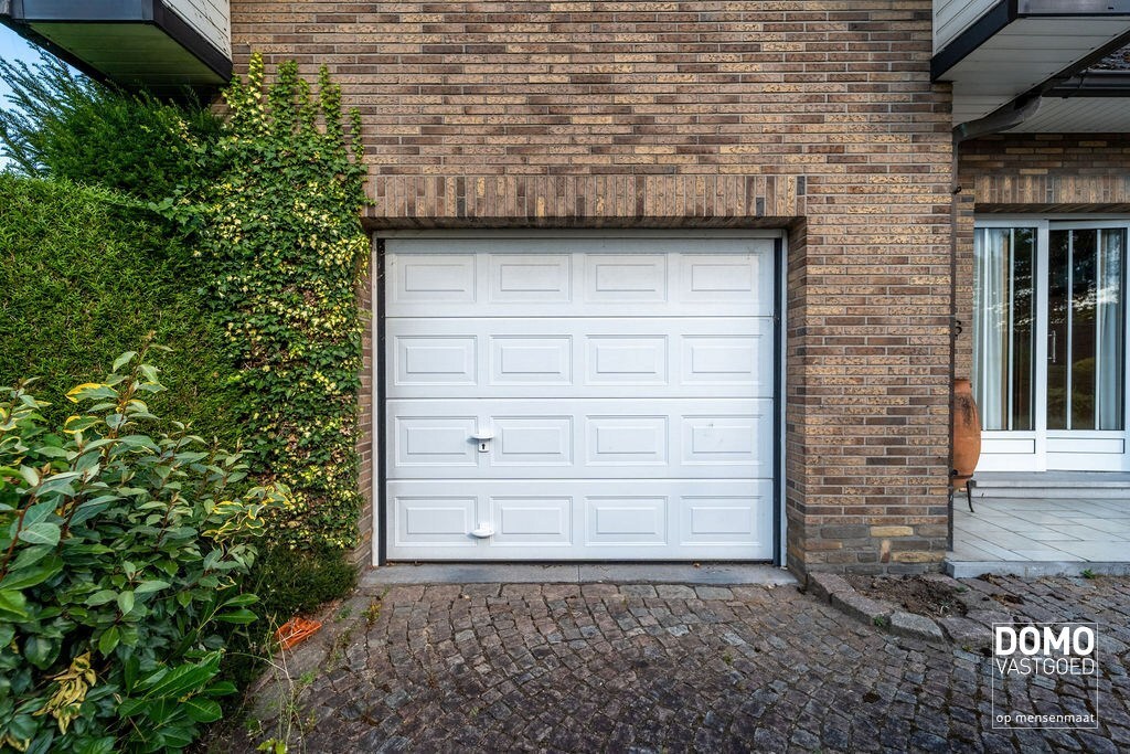 KARAKTERVOLLE, RUIME WONING MET 4 SLAAPKAMERS EN ZONNIGE TUIN TE STOKROOIE 