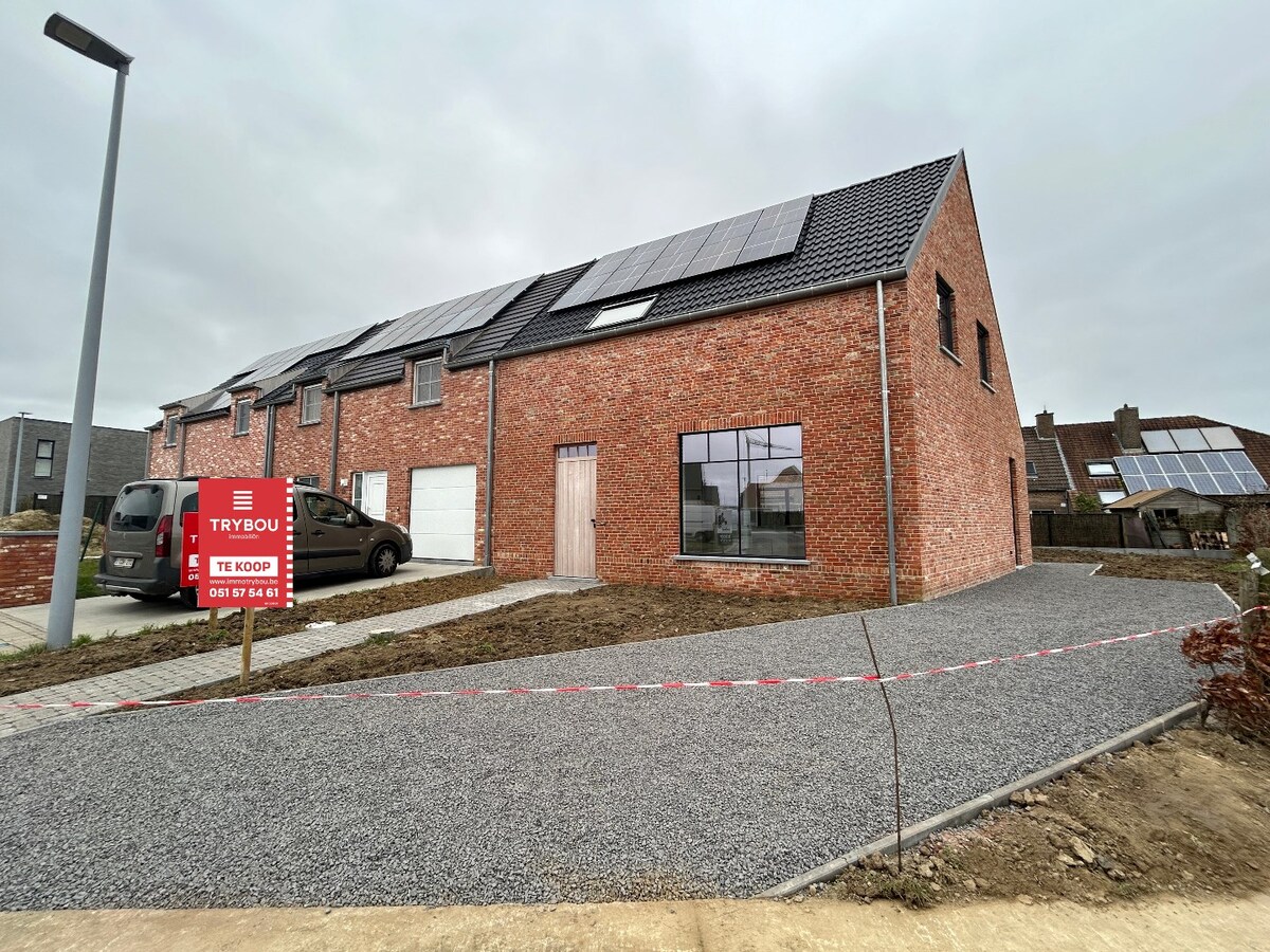 Uitstekend gelegen, halfopen nieuwbouwwoning op een boogscheut van het Centrum van Roeselare 