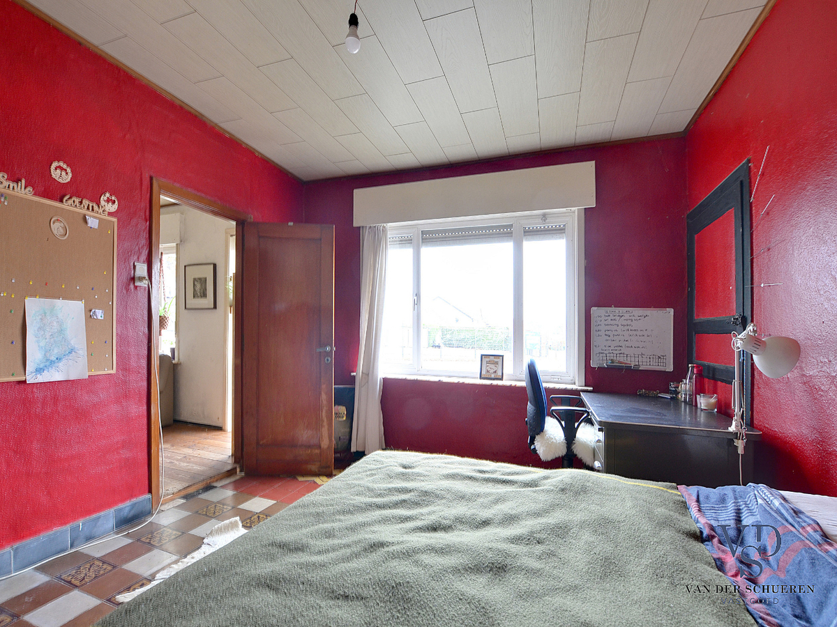 Karaktervolle, te renoveren woning (op bijna 900 m²). 