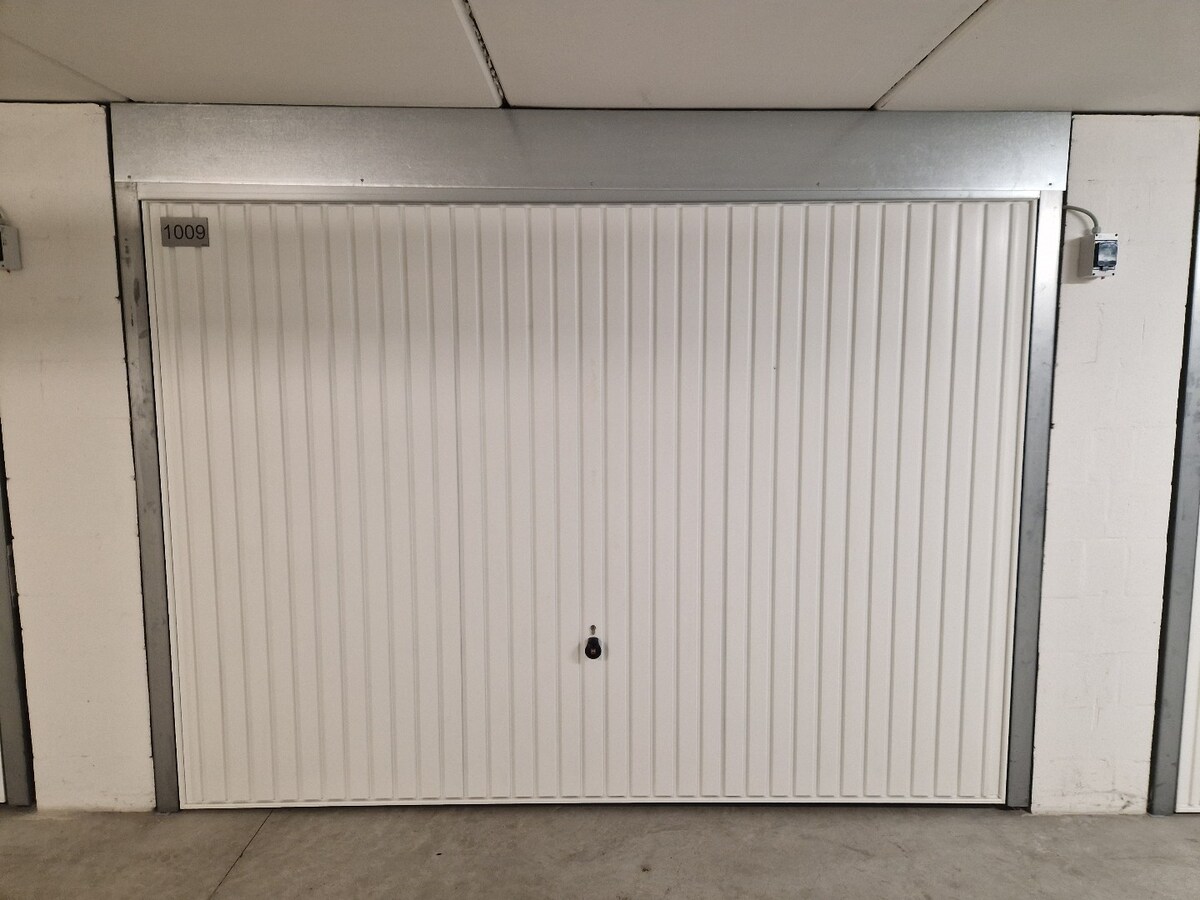 Espace de garage spacieux à louer à Nieuwpoort-bad. 