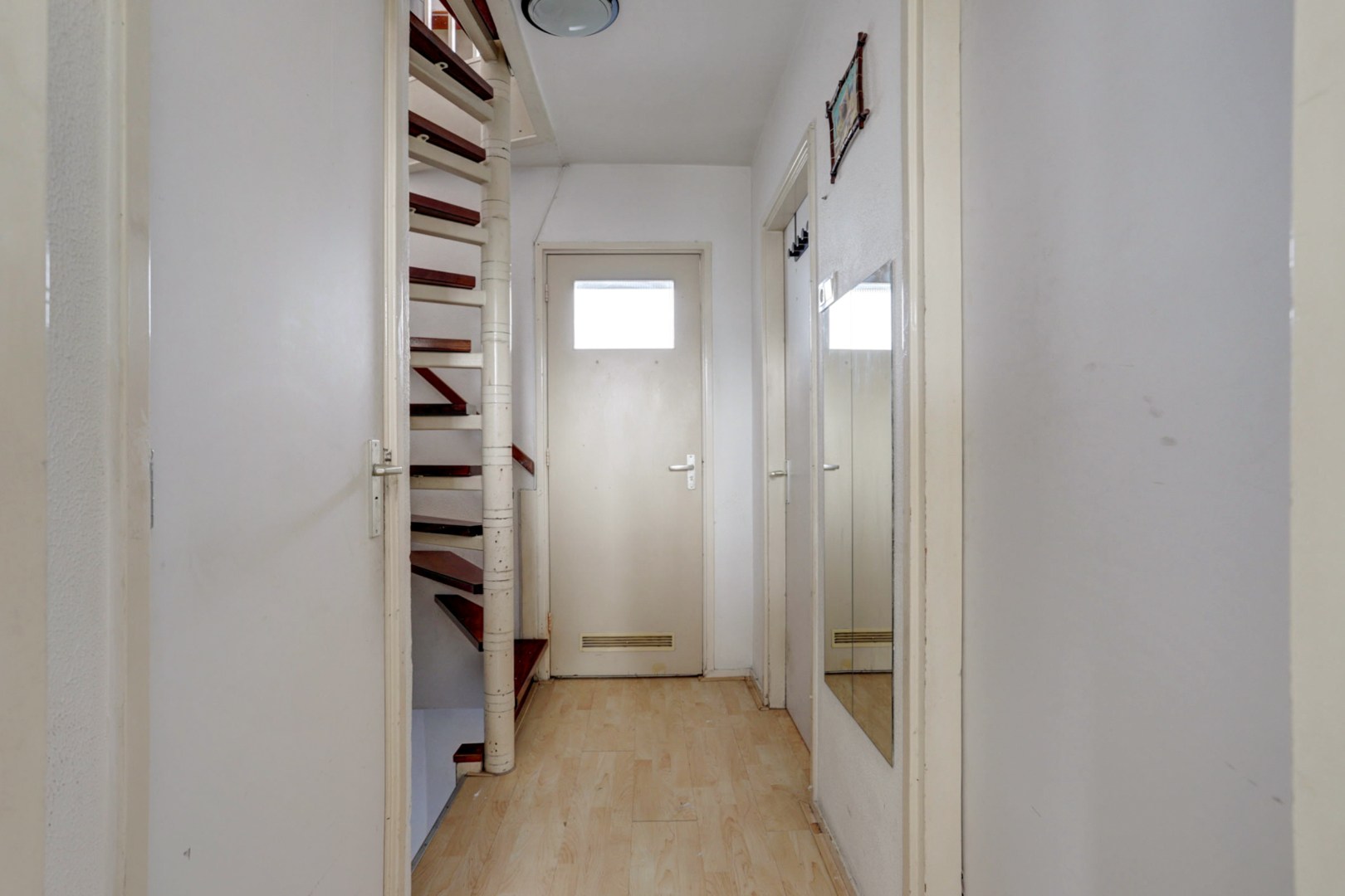 In het geliefde "Lage Land' is gelegen deze uitgebouwde 5-kamer tussenwoning met zonnige en diepe tuin en geheel gelegen op eigen grond. 