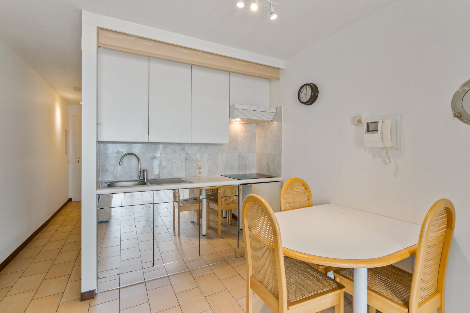 STUDIO MET FRONTAAL ZEEZICHT EN TERRAS OP TOPLIGGING 