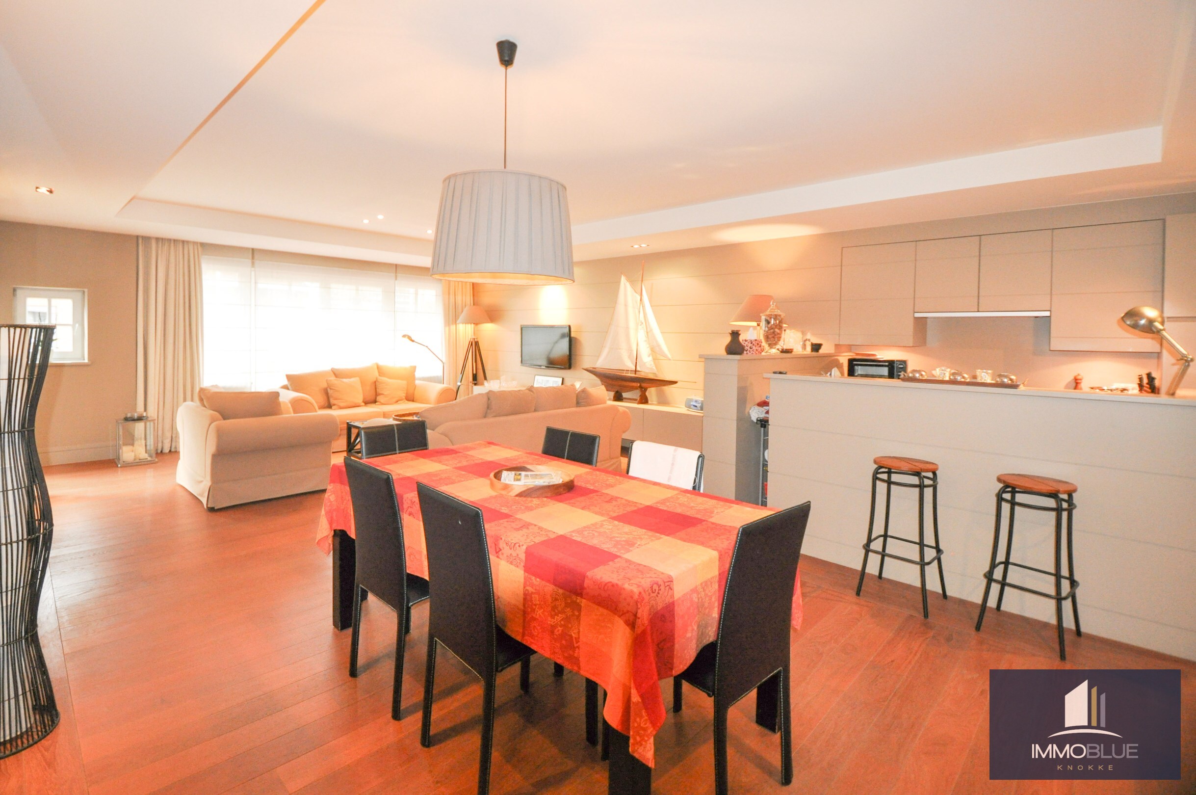 Appartement avec terrasse ensoleillée et garage intégré. 