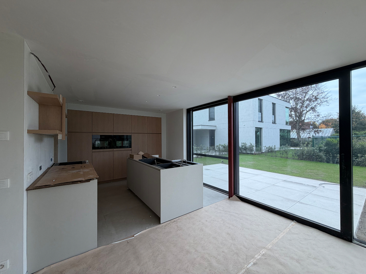 Ruime nieuwbouwwoning met terras en tuin. 
