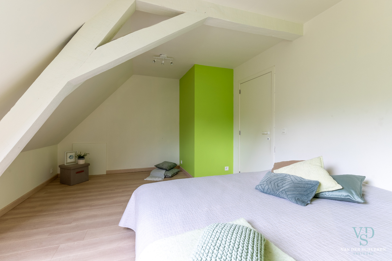 Authentiek landhuis met 5 ruime slaapkamers én gelijkvloers bureau. 