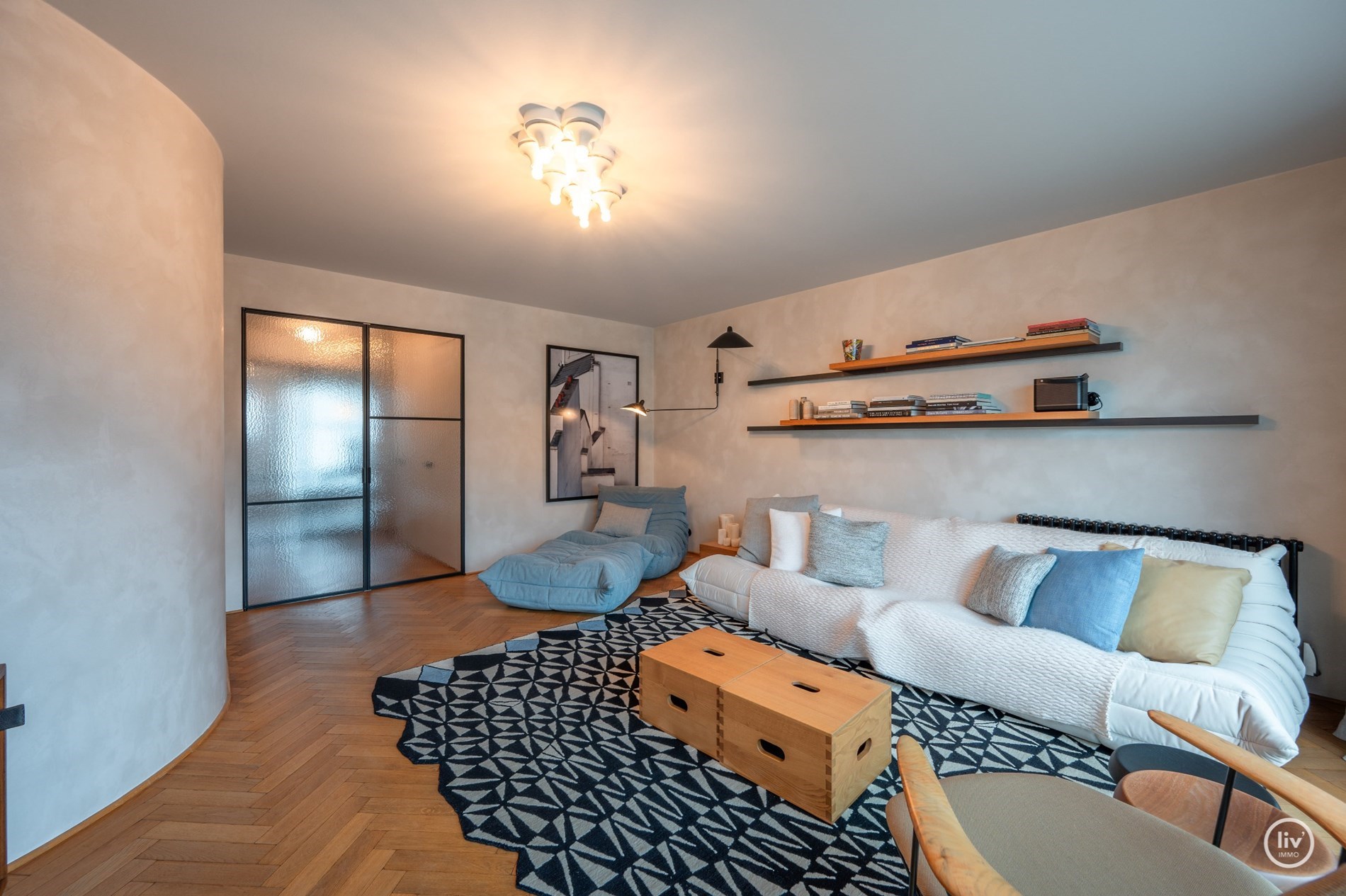 Uniek afgewerkt duplex dakappartement met mooie terrassen gelegen aan de zuidkant van de Kustlaan, vlakbij het Driehoeksplein. 