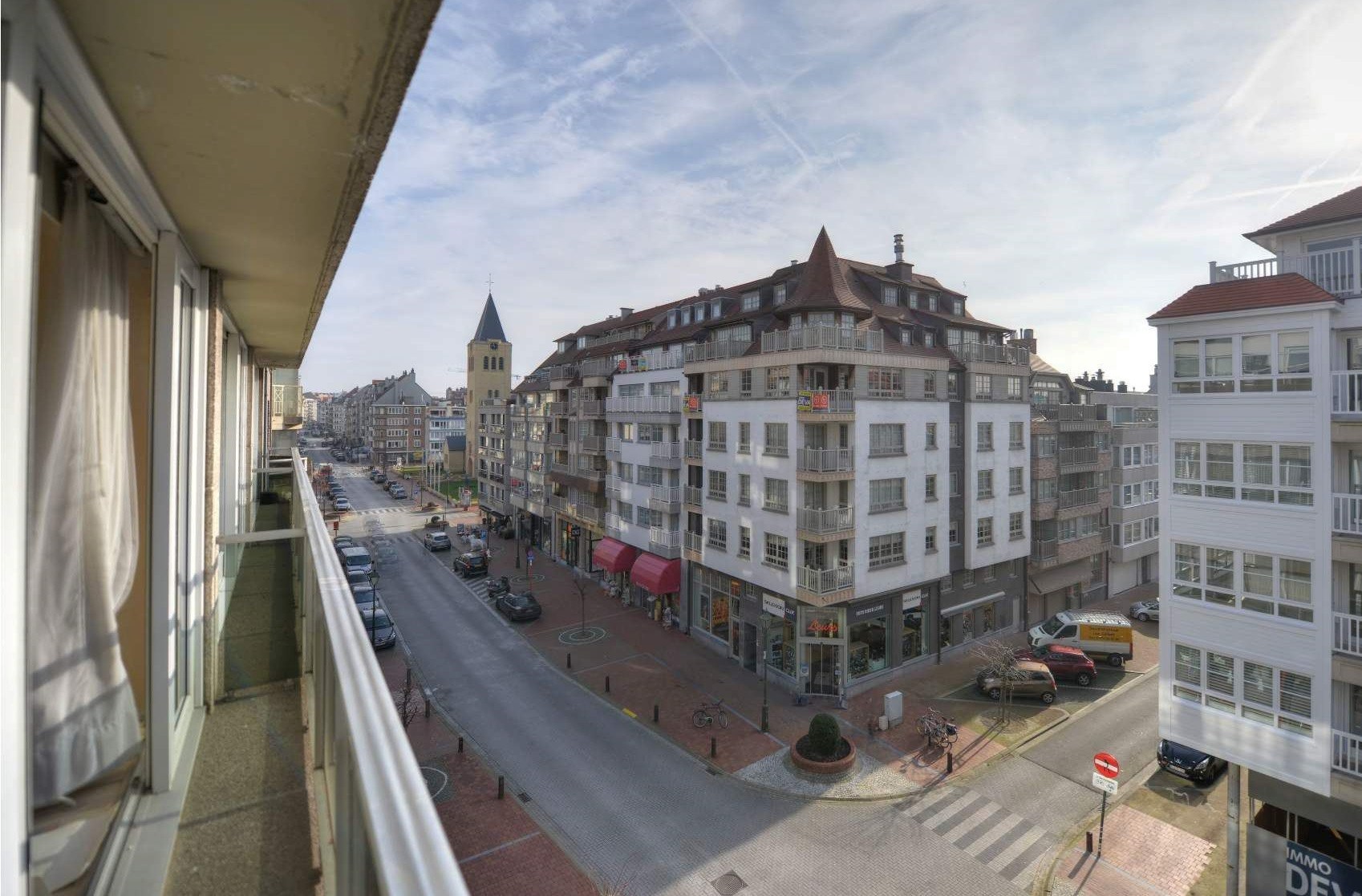 Zonnig en recent gerenoveerd appartement met 2 slaapkamers, gelegen op de Dumortierlaan, 