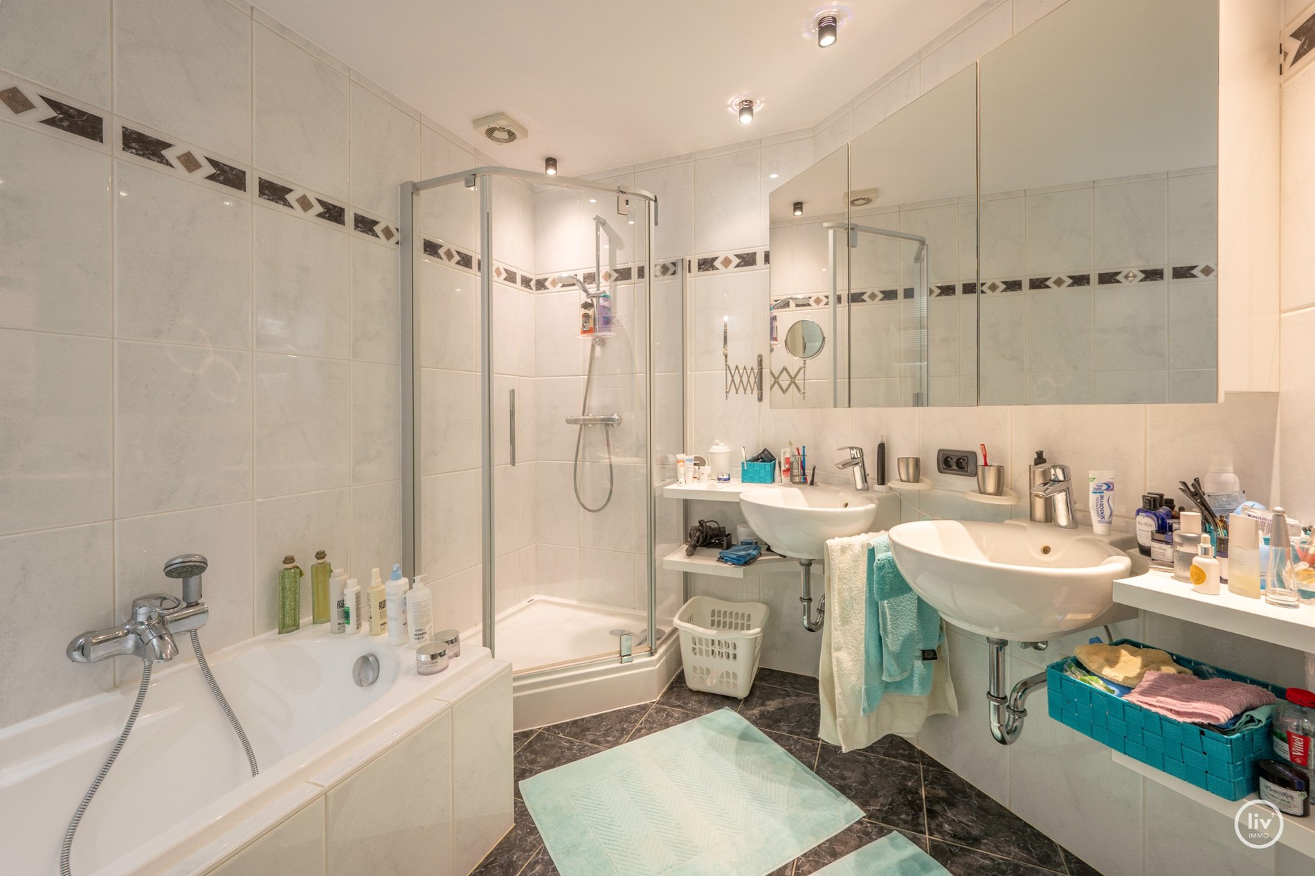Fraaie bel-étage woning in het centrum van Knokke met Schoonheidssalon op het gelijkvloers. 