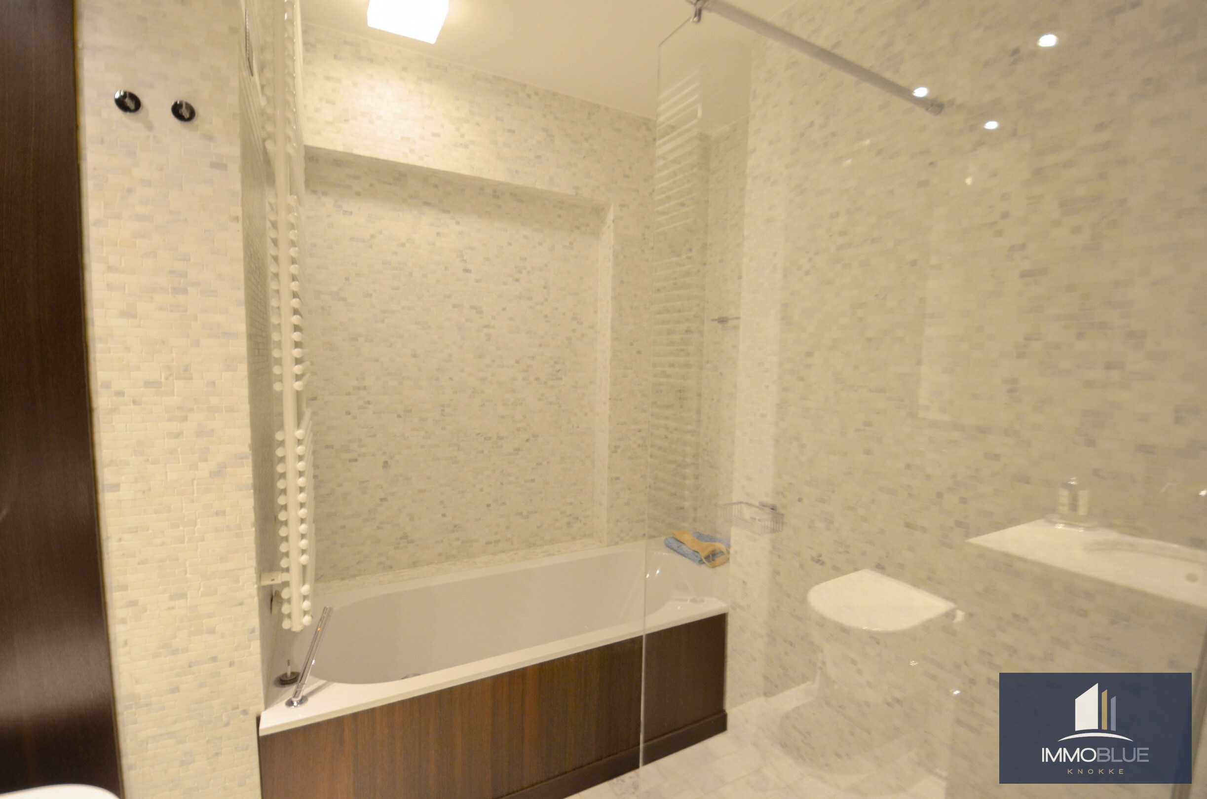 Lichtrijk hoekappartement met ruime terrassen gelegen in een klein residentie. 