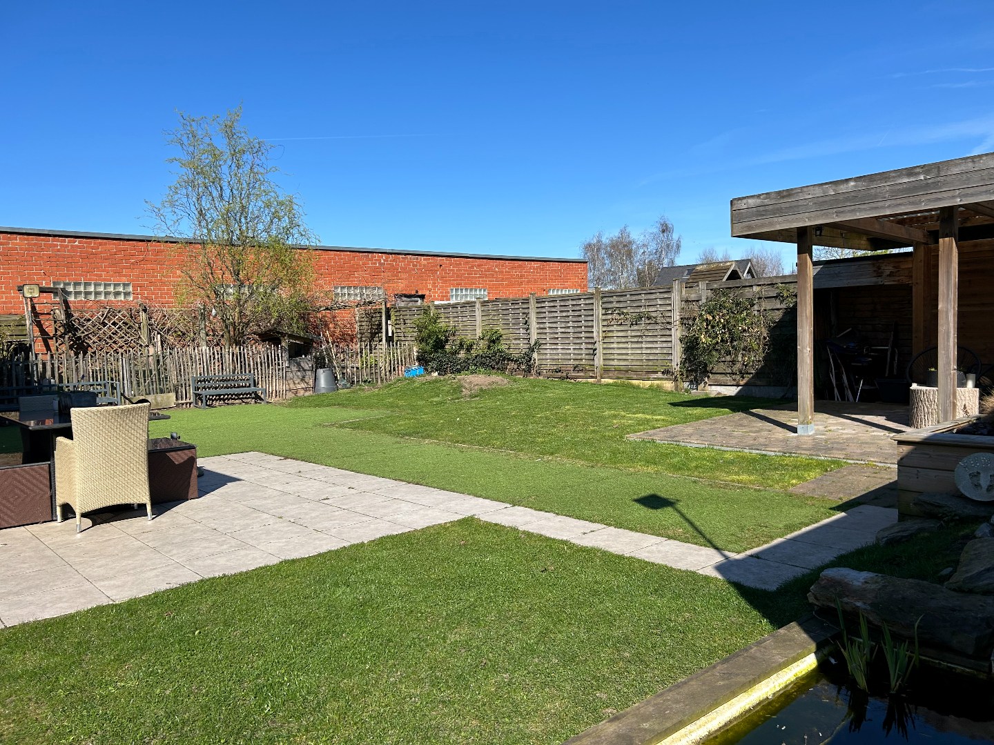 Instapklare woning met 3 slaapkamers, garage en tuin op 496m² 