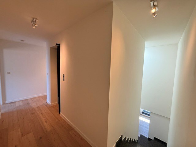 Luxe duplexappartement te huur in het hart van Maaseik, met lift, 2 slaapkamers en 2 terrassen. 